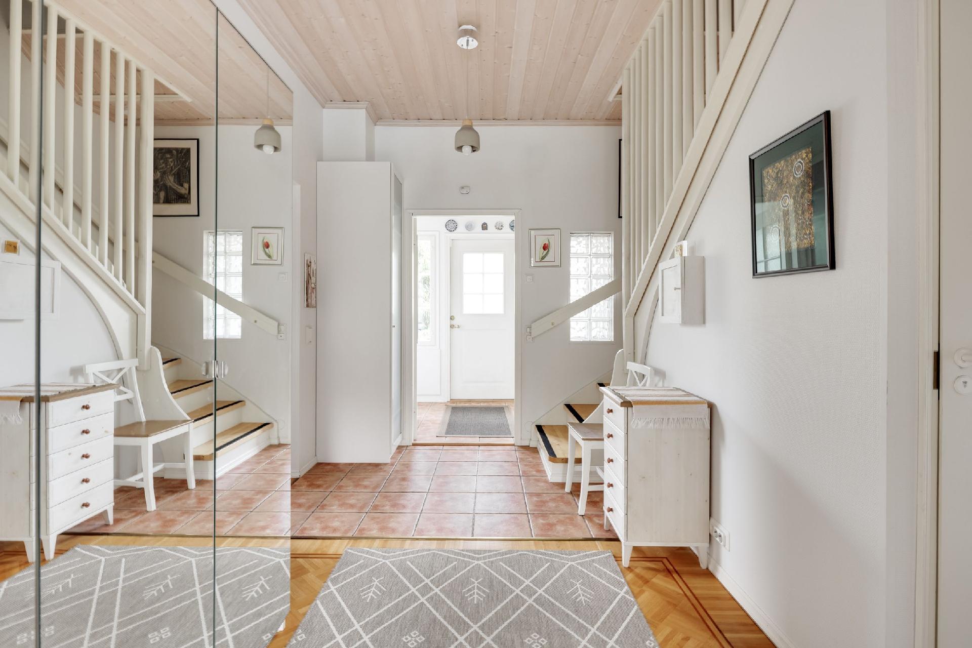 Eteisessä liukuovikaapisto