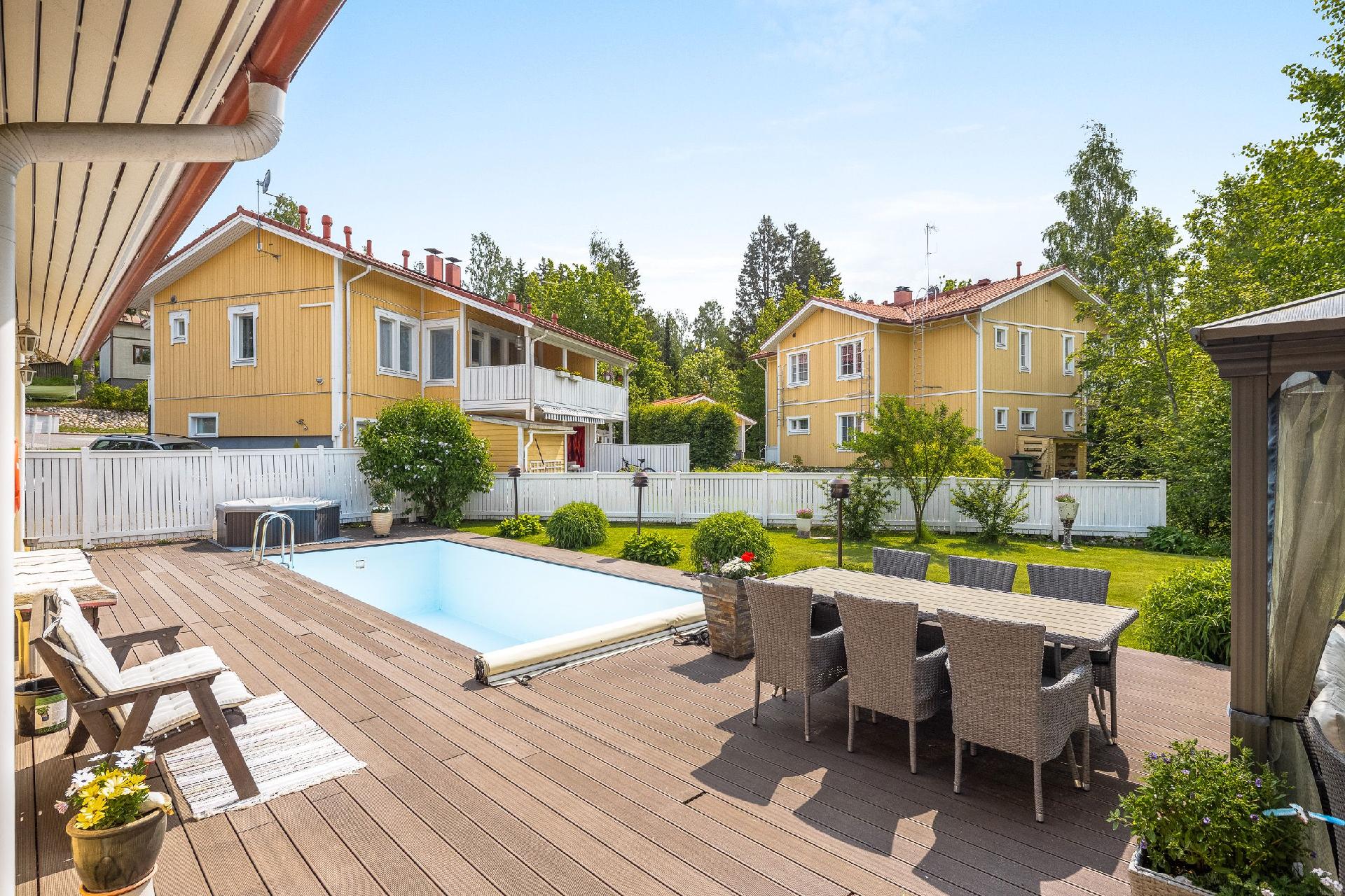 Taloa kiertää 150 m2:n terassi