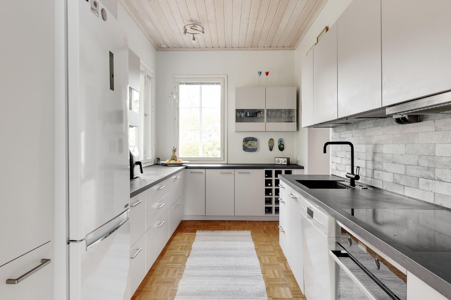 Keittiössä hyvin lasku-ja kaappitilaa