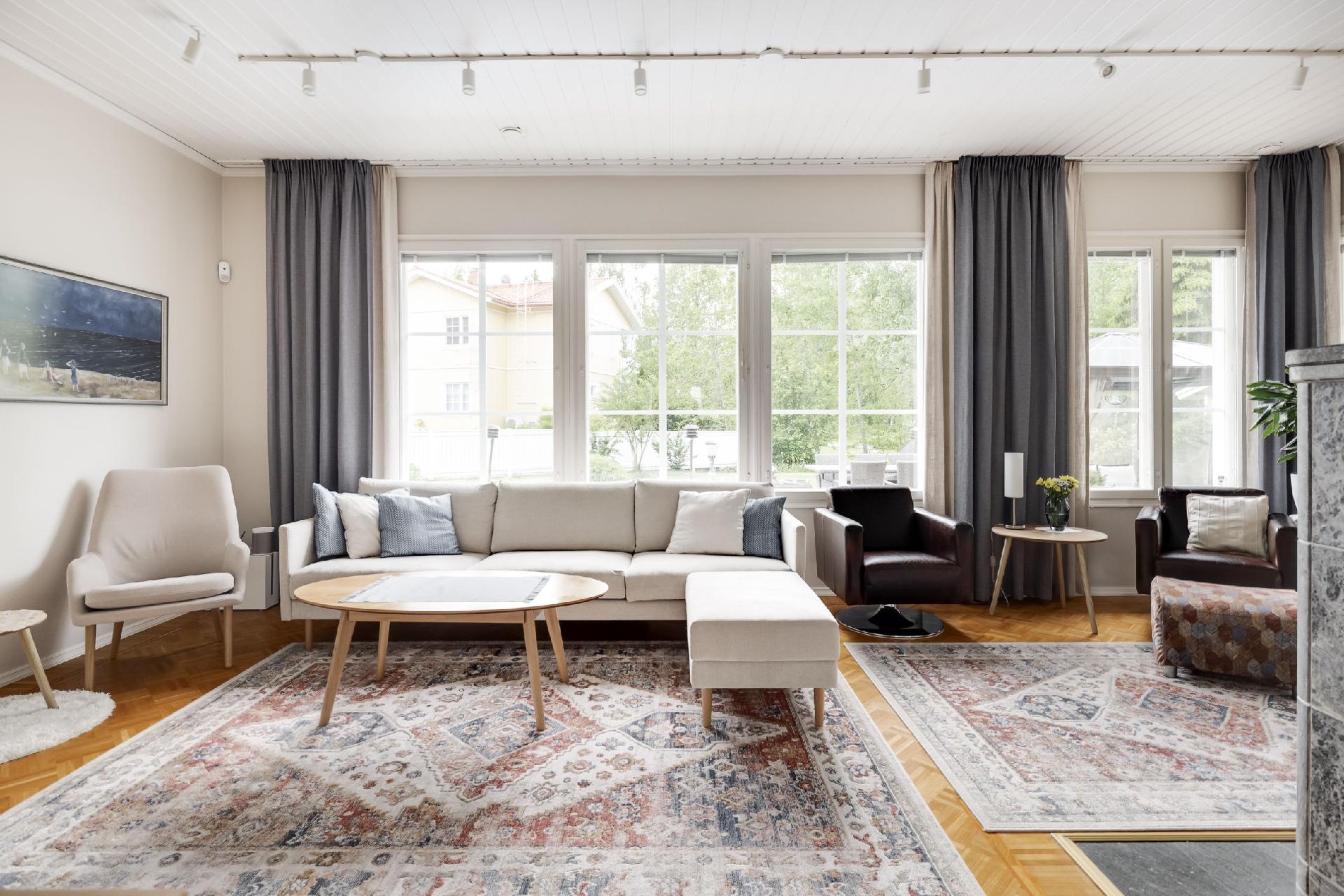 Tilava ja valoisa olohuone