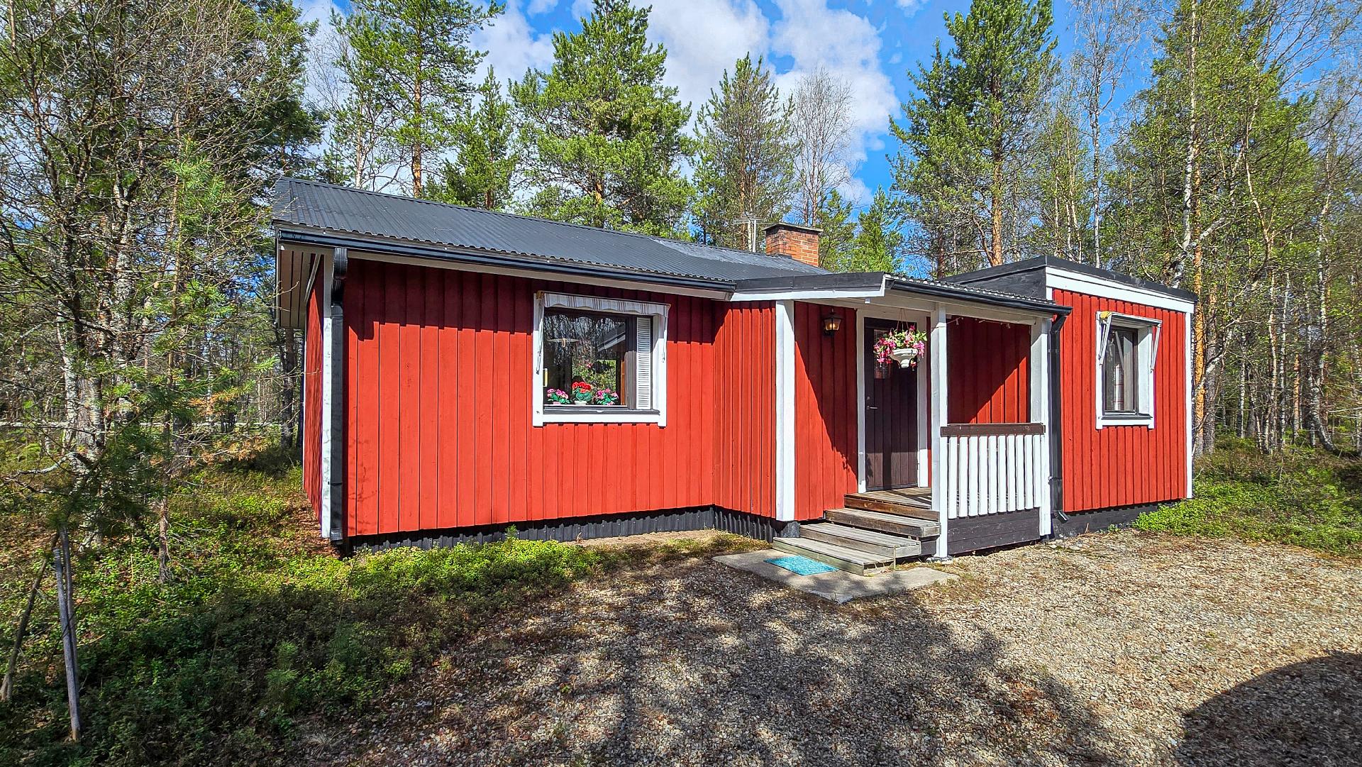 Pieni punainen mökki rauhallisella sijainnilla neljän kilometrin päässä Ivalon keskustasta!