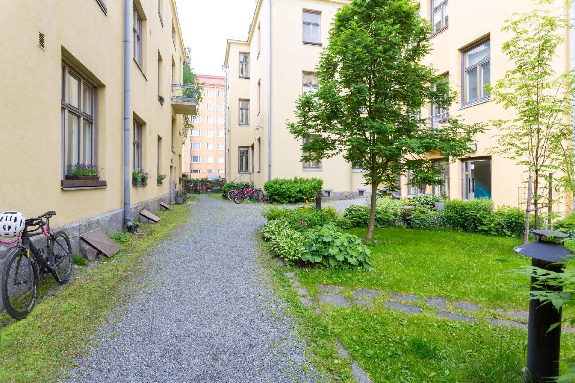 Rauhallinen viihtyisä puistomainen sisäpiha