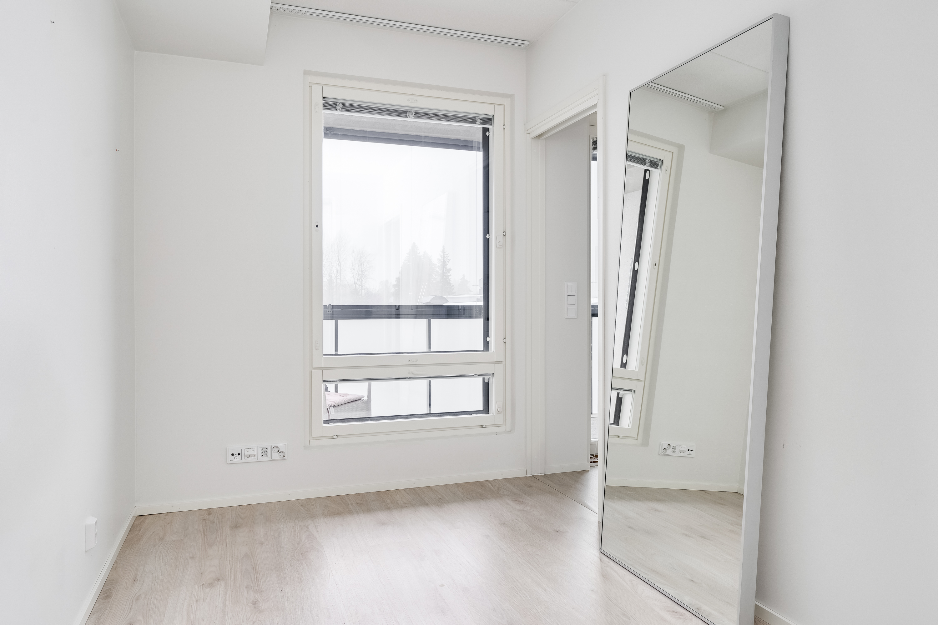 Ikkuna makuuhuoneesta parvekkeelle