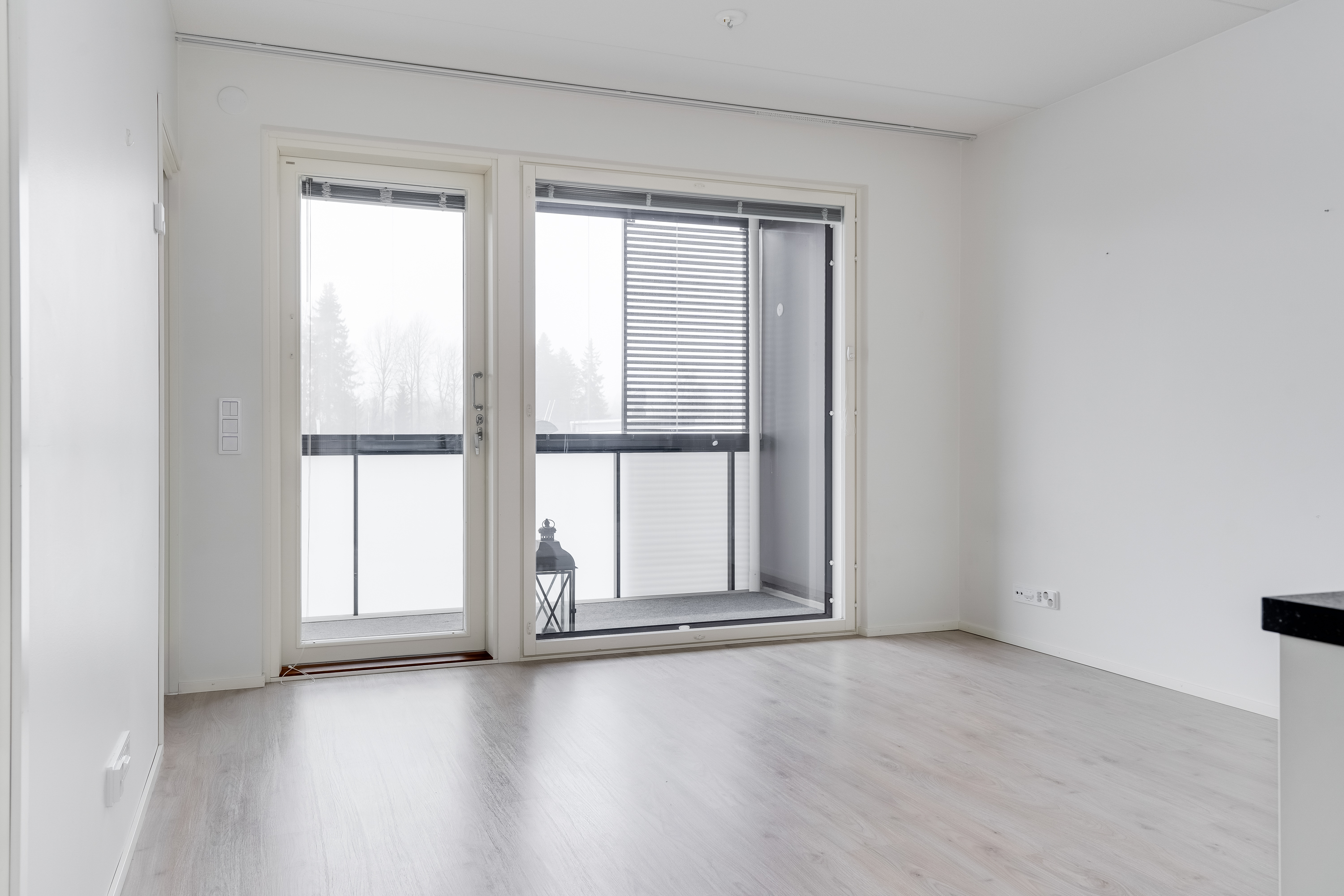 Isot ikkunat tuovat valoa ja avaruutta