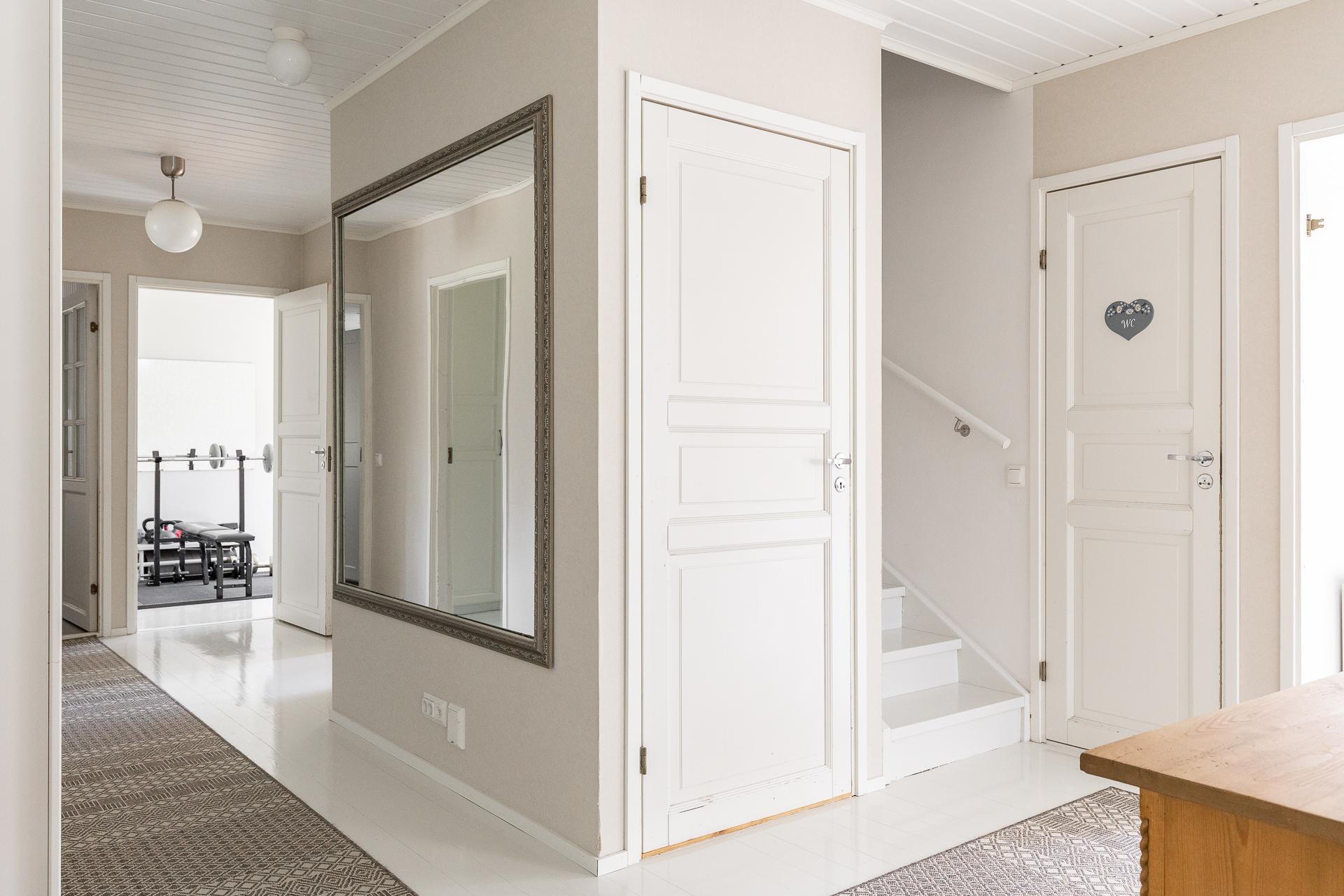 eteistilaa, portaikko yläkertaan