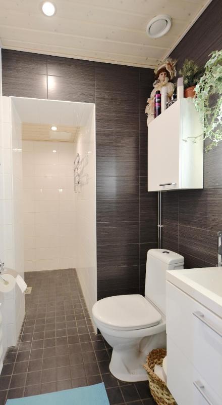 Yläkerran wc, jossa myös suihku