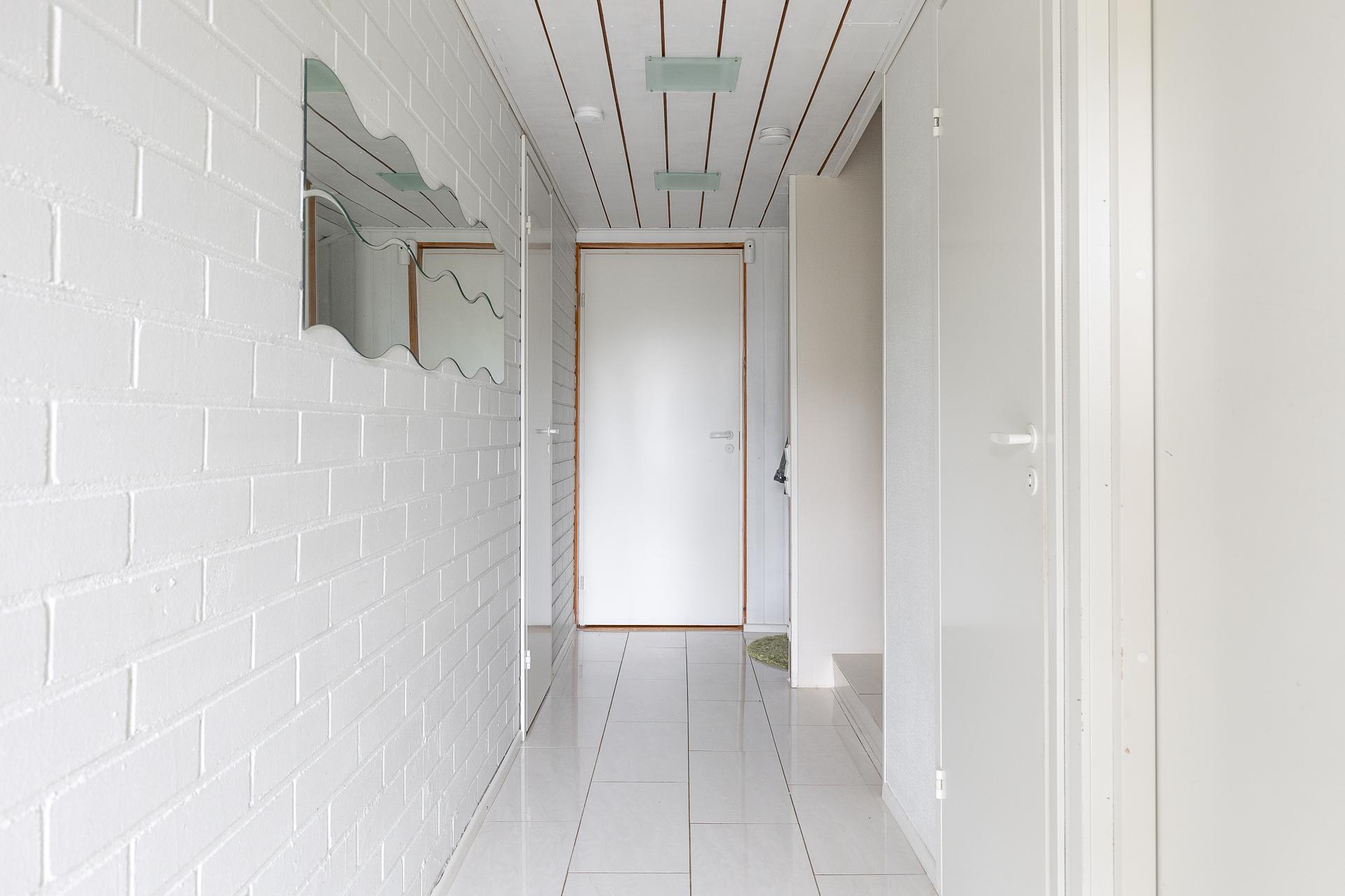 Alakerran eteiskäytävä