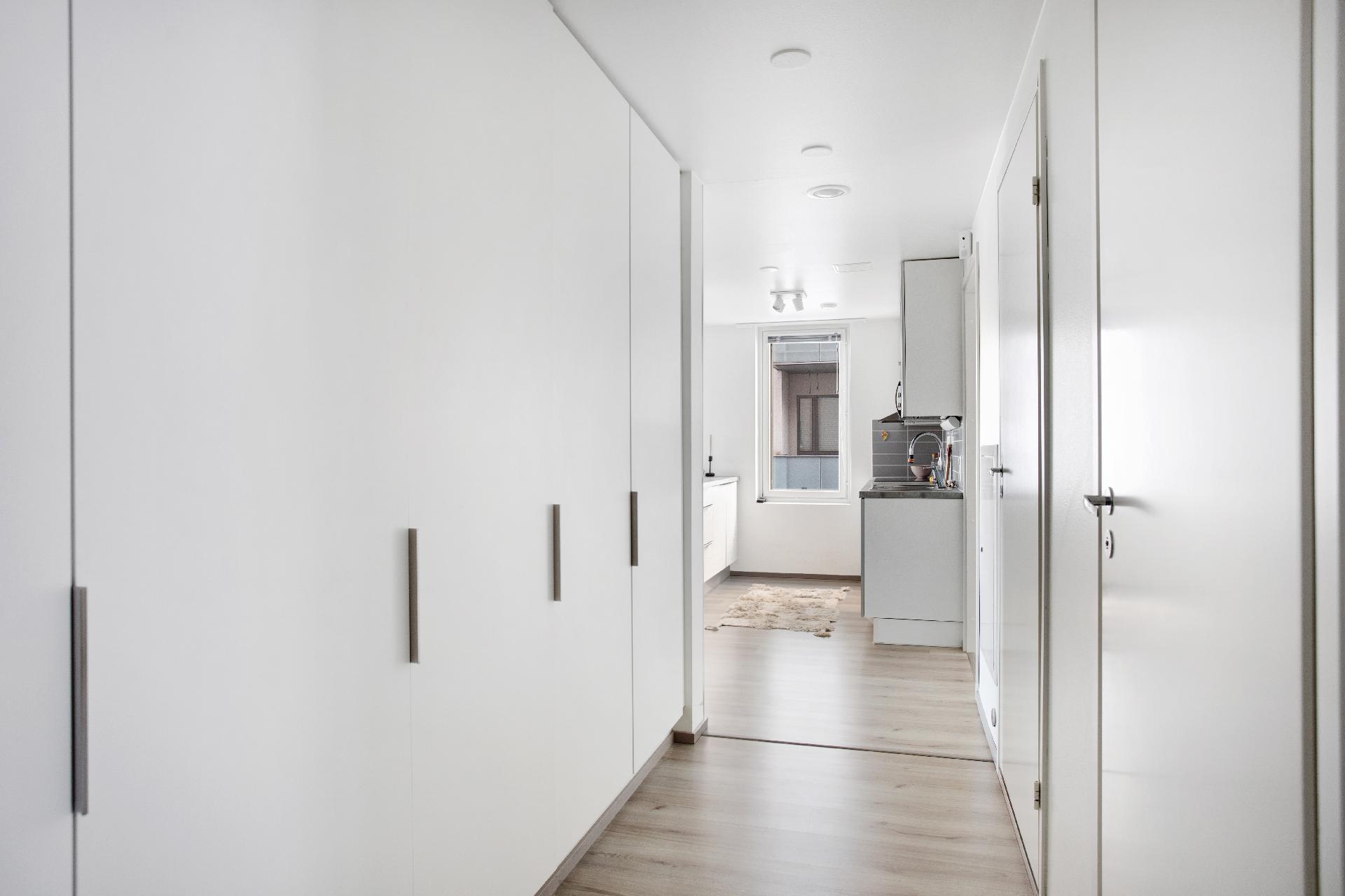 Eteisestä keittiöön päin-Eteisessä paljon kaappeja!