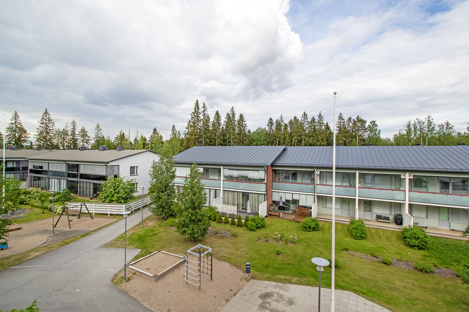 näkymät parvekkeelta yhtiön piha-alueelle