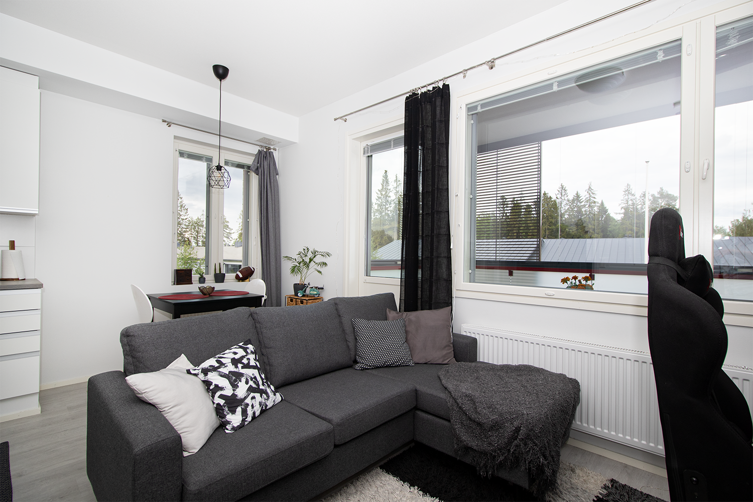 olohuoneesta lasitetulle parvekkeelle