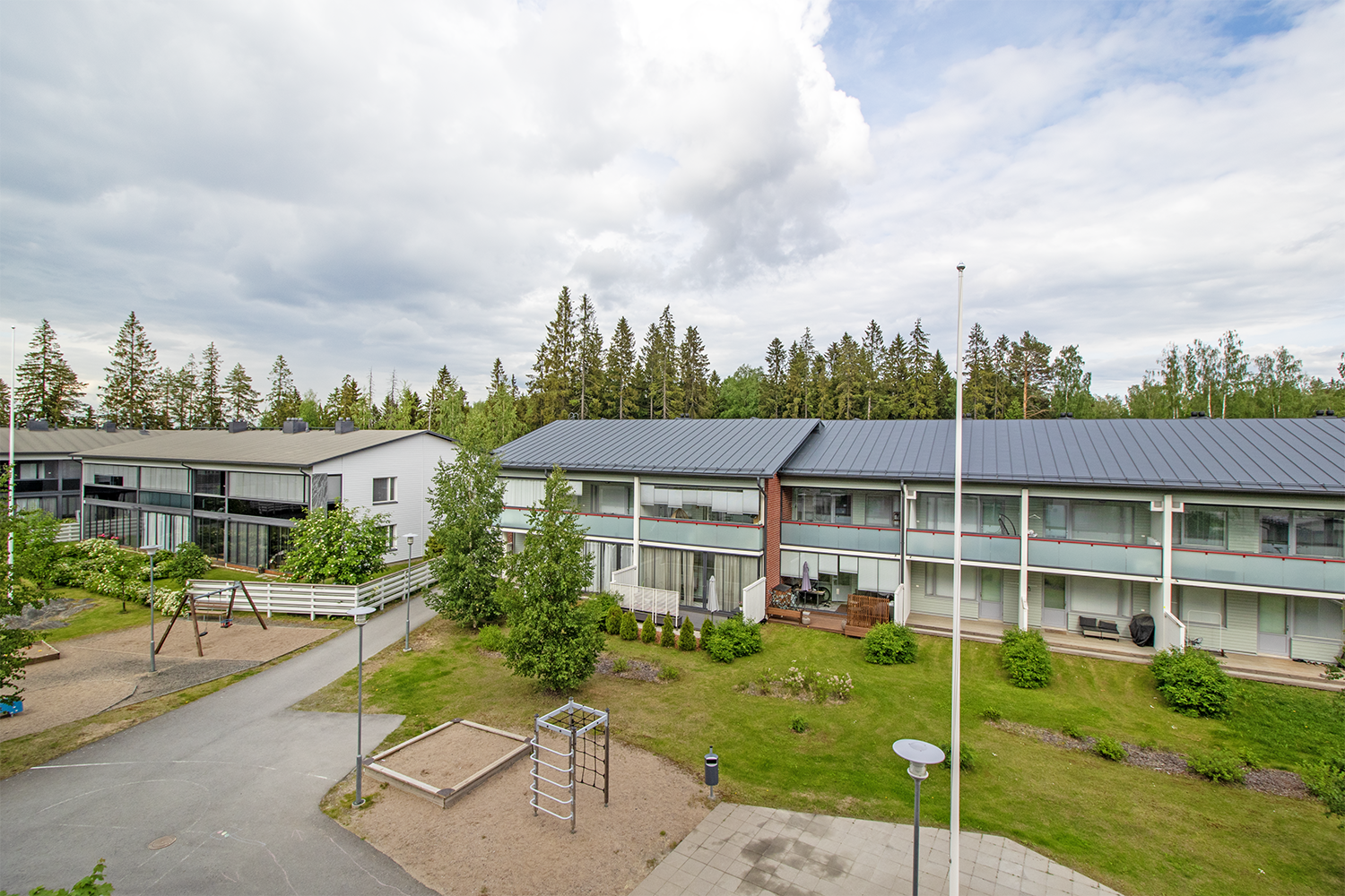 näkymät parvekkeelta yhtiön piha-alueelle