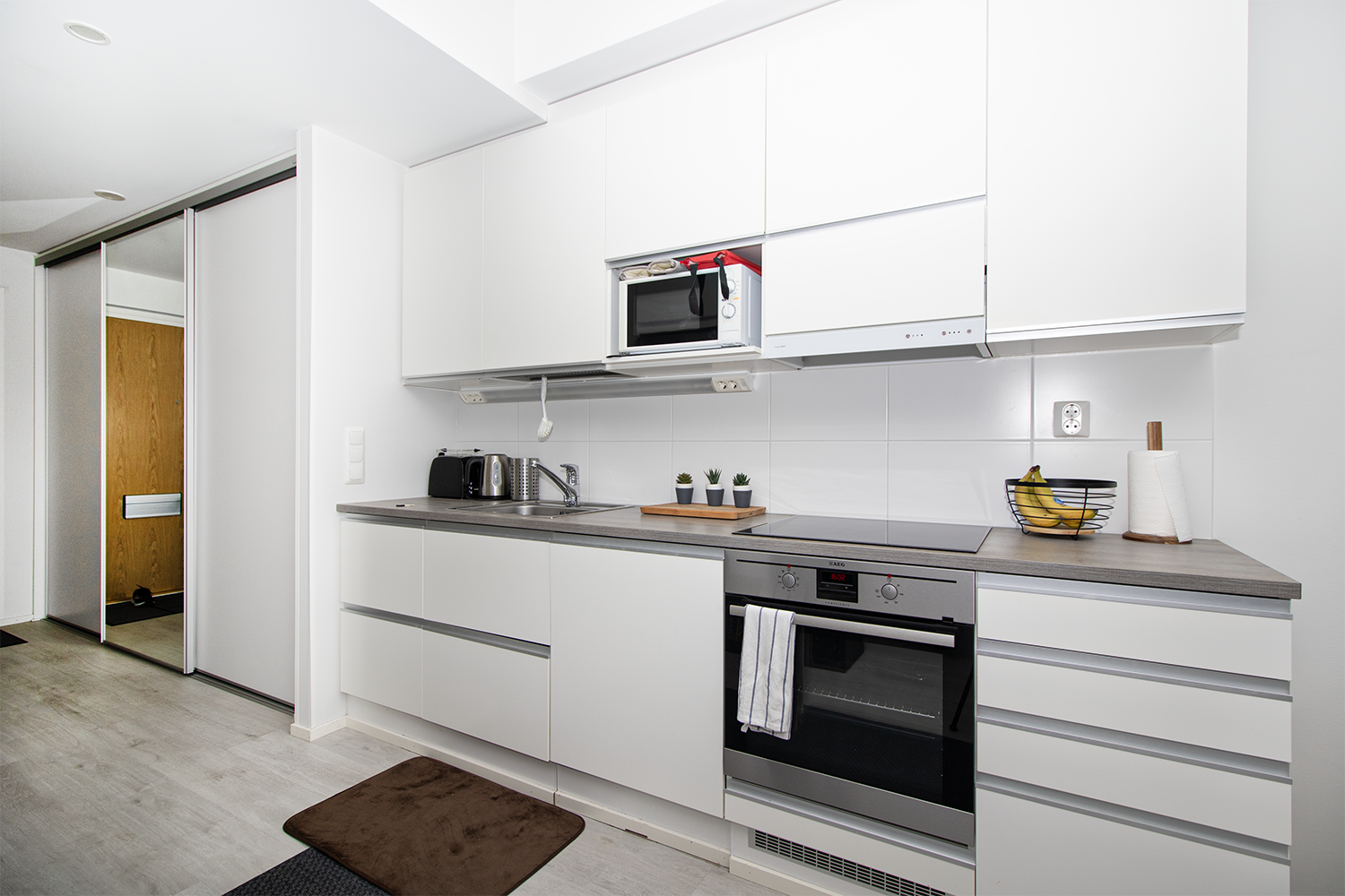 hyvin kaappi- ja laskutilaa