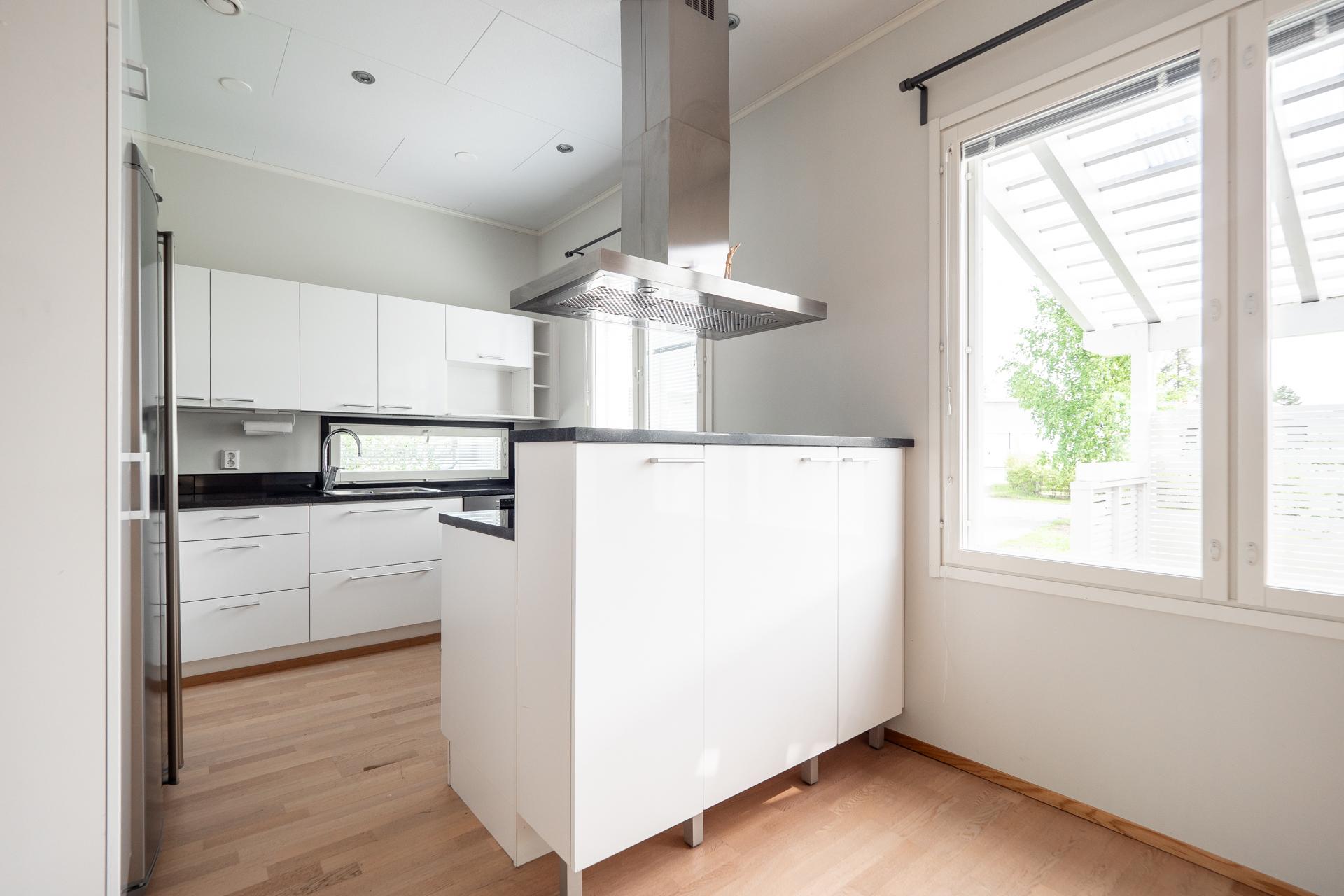 Käytännöllinen ja toimiva keittiö