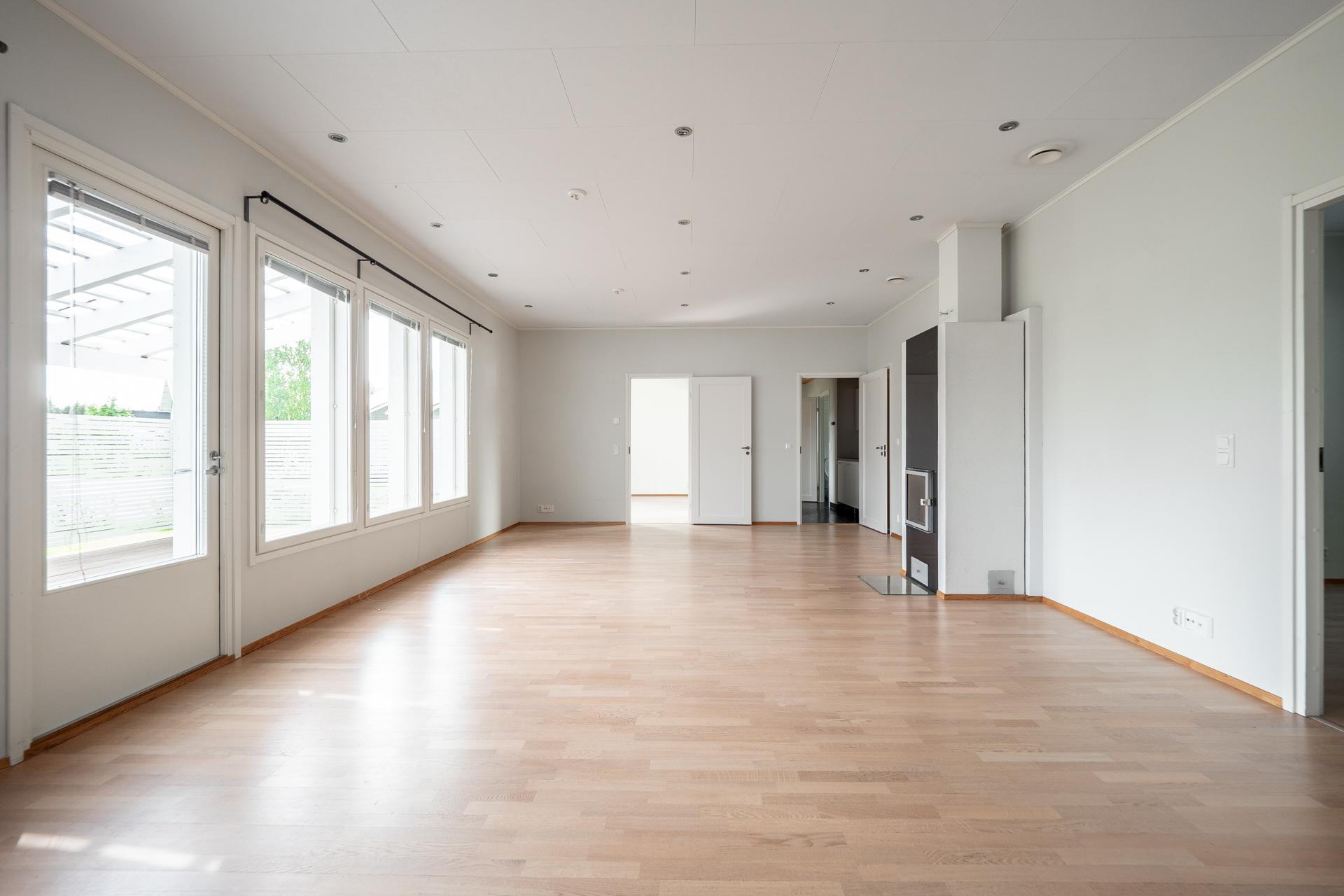 Olohuoneesta käynti katetulle terassille