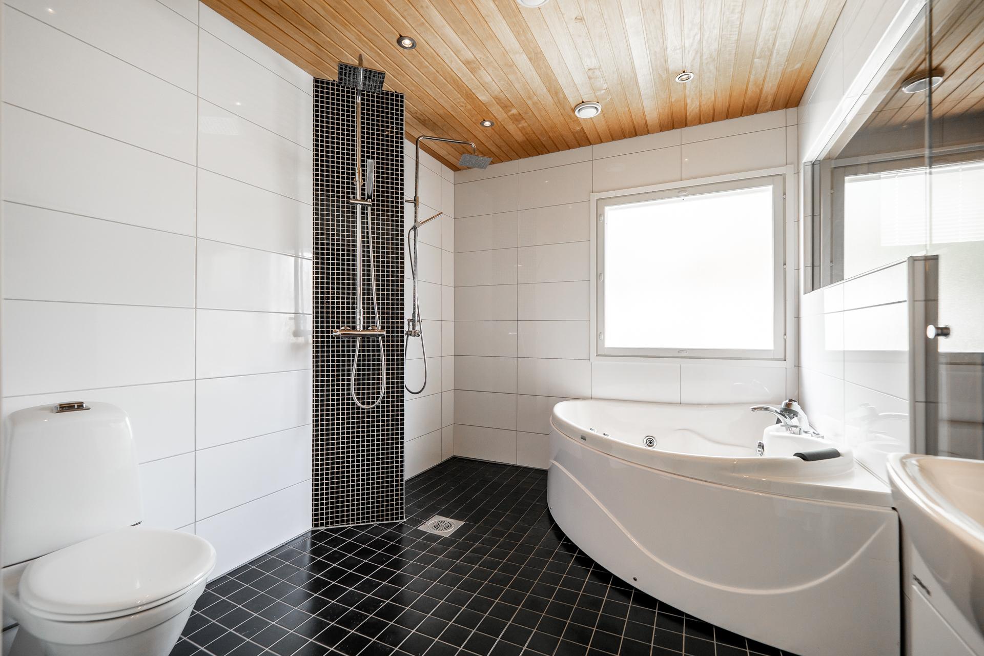 Tilava kylpyhuone poreammeineen