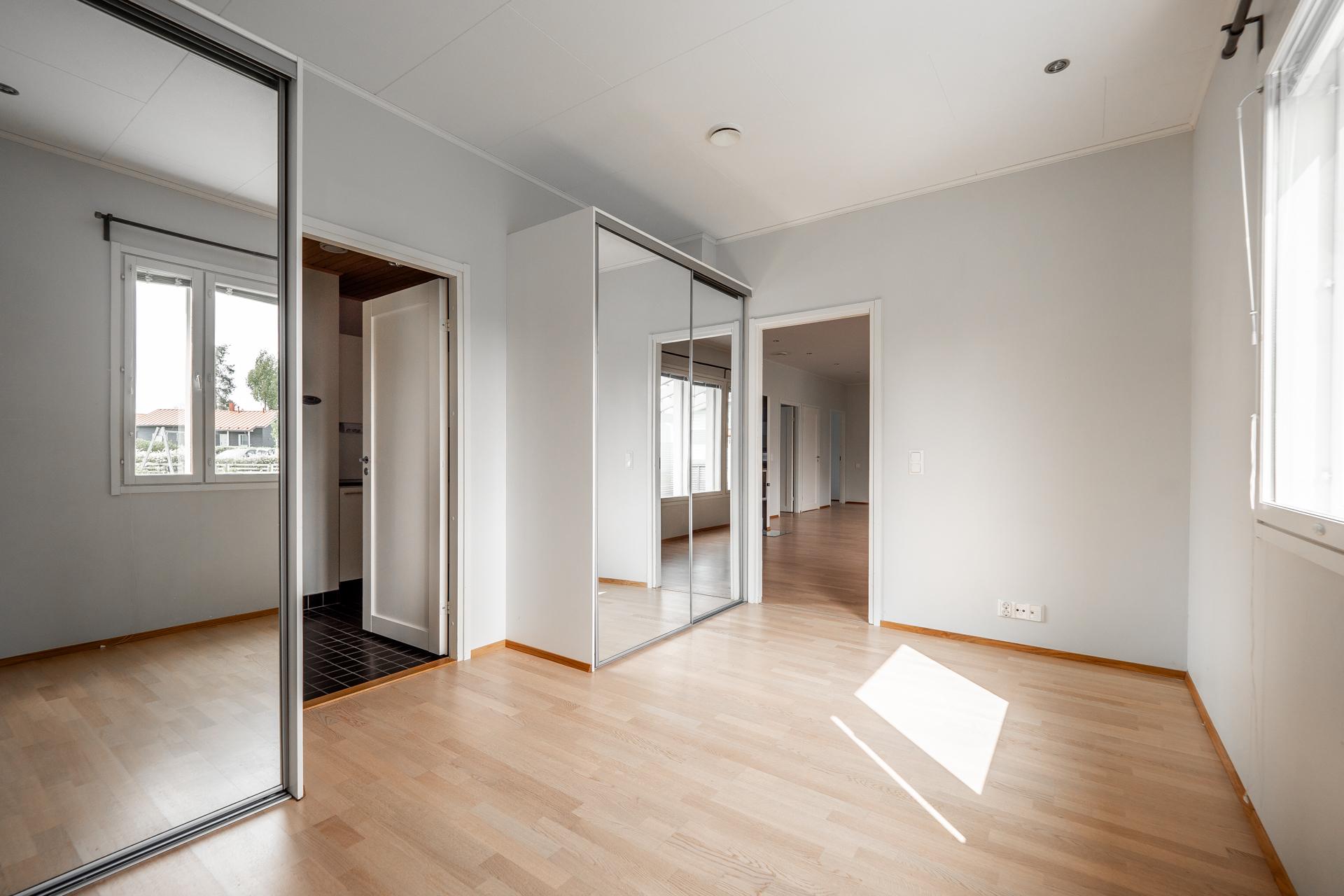 Paljon säilytystilaa päämakuuhuoneessa