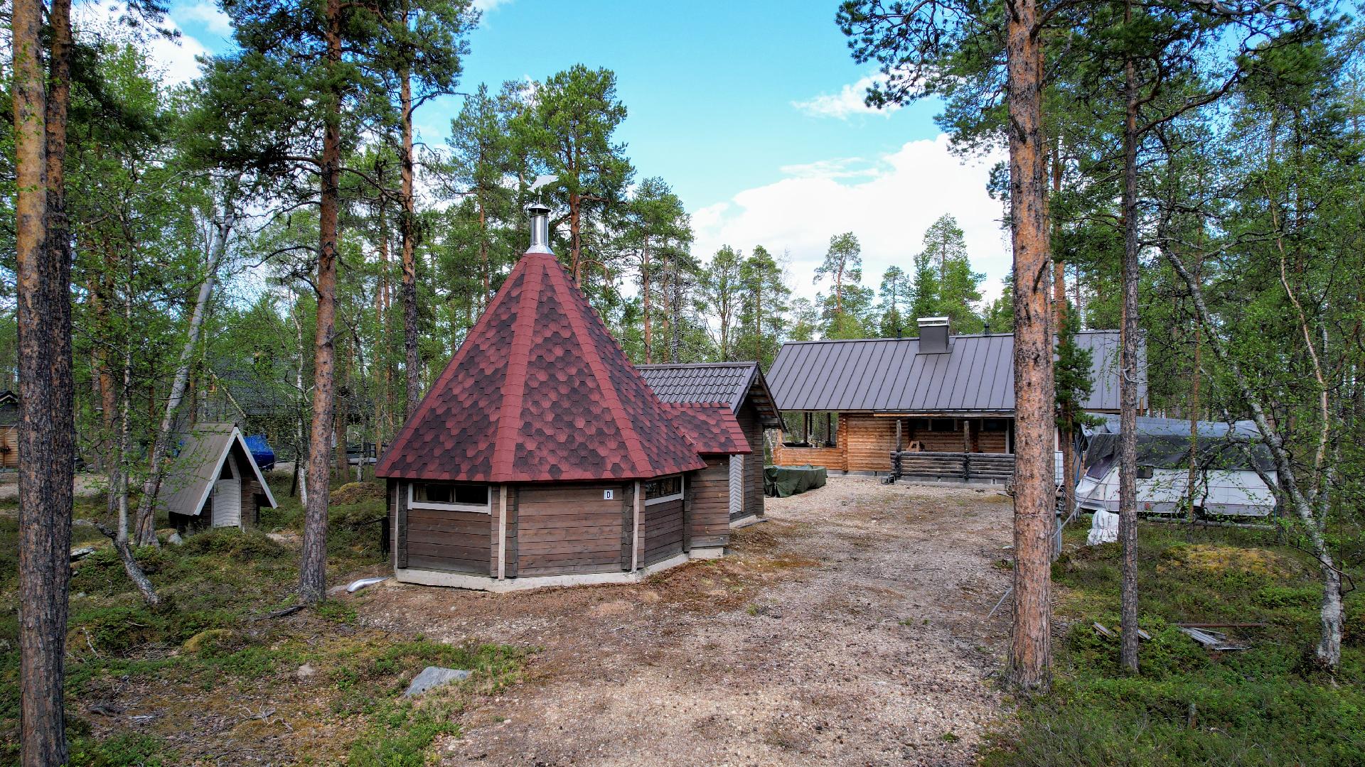Pihapiirissä mökin lisäksi grillikota, puuliiteri/varasto ja ulko-wc.