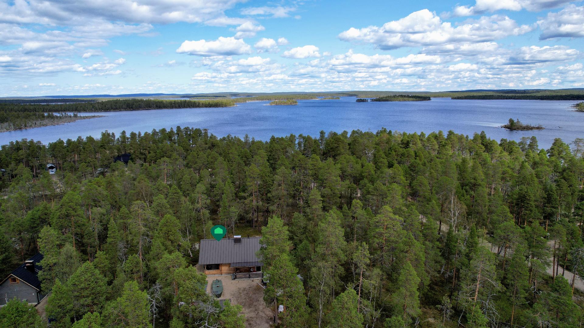 Mökki Inarijärven kainalossa Uuttuperäntiellä. 