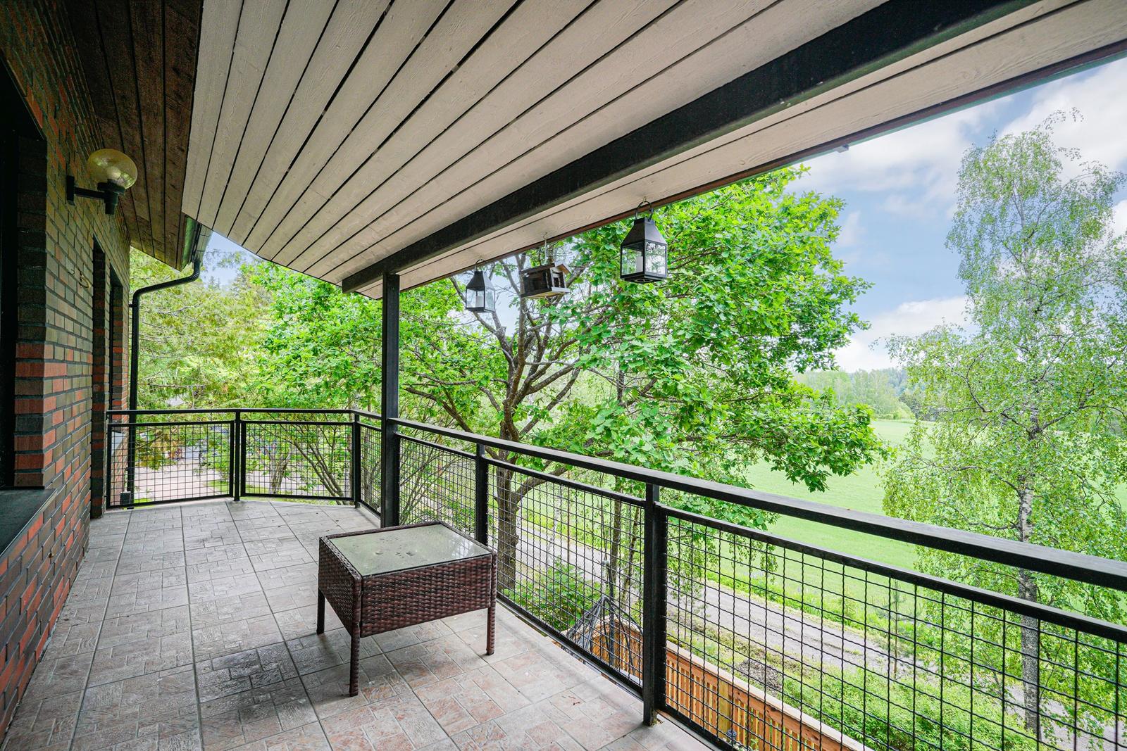 makuuhuoneesta käynti parvekkeelle