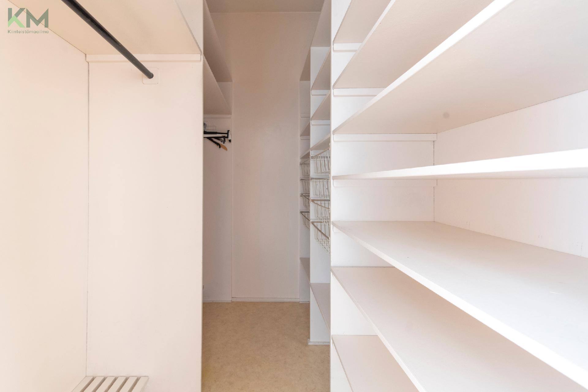 Erillinen vaatehuone