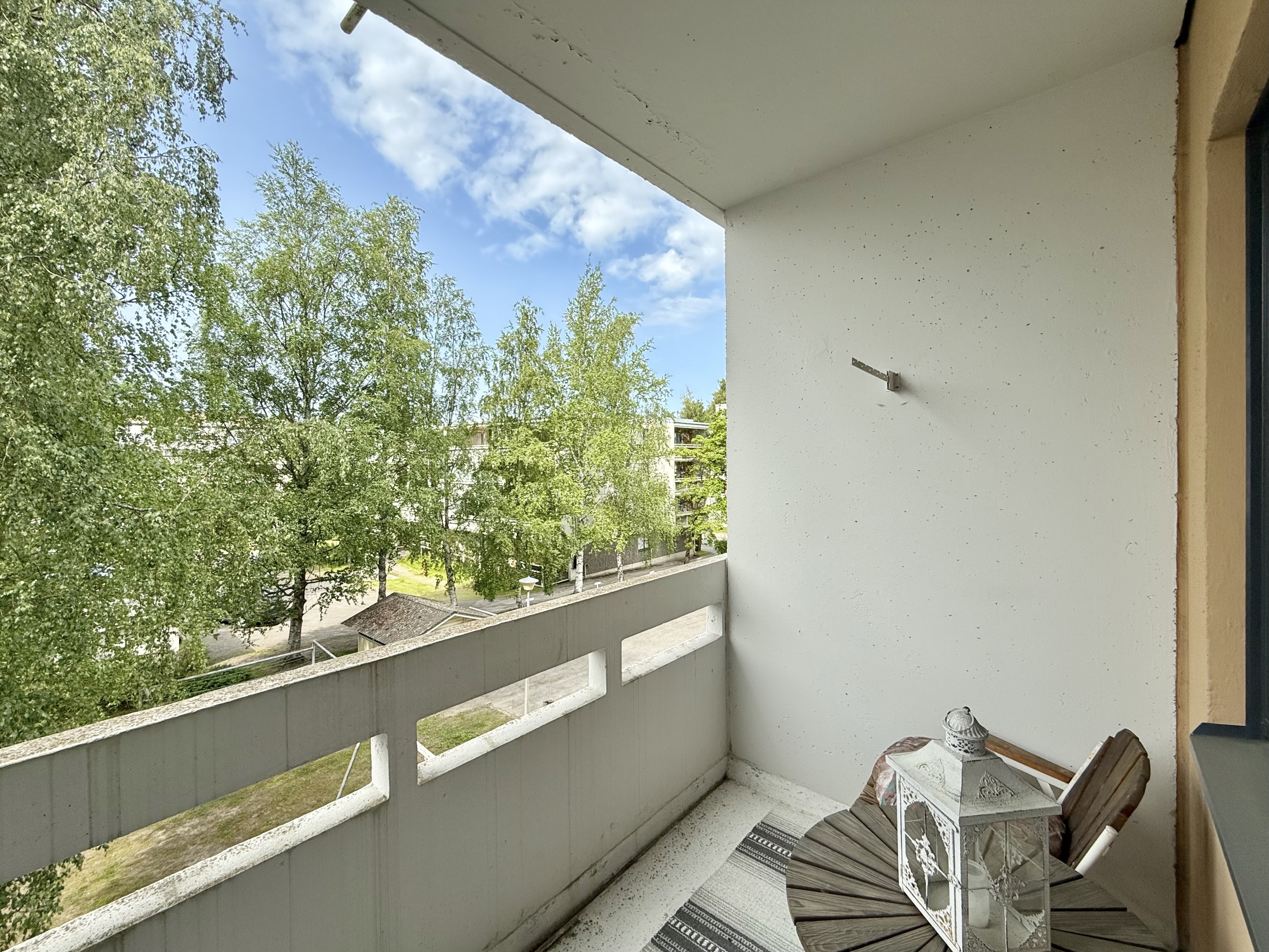 aurinkoinen parveke jossa mukava istua ja nauttia kesästä