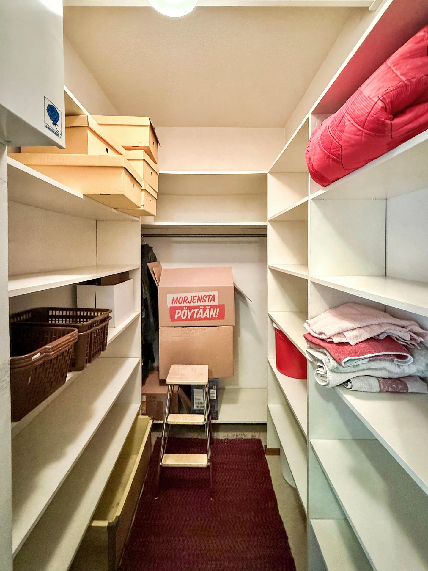 erillinen vaatehuone tavaroille