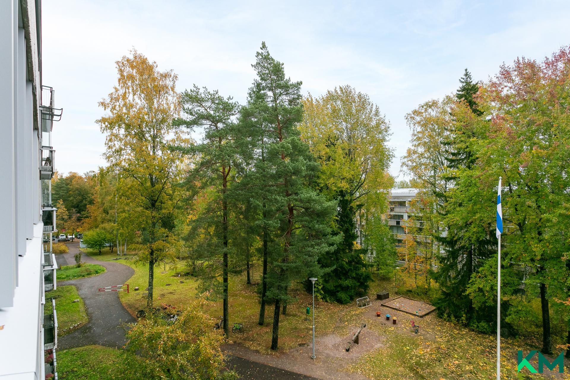 Ikkunanäkymiä makuuhuoneista