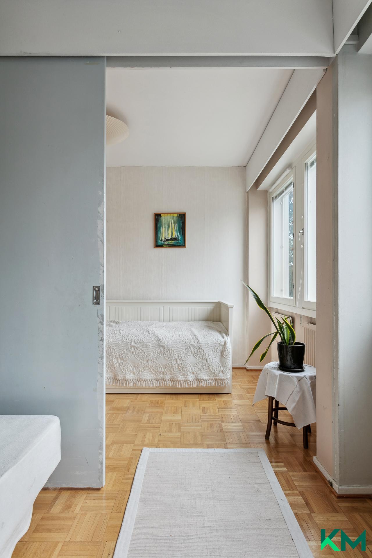 Liukuovi kahden makuuhuoneen välillä