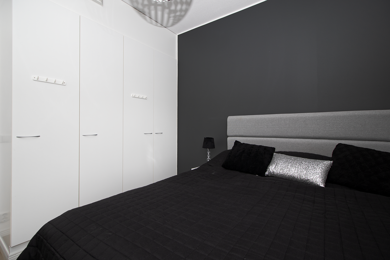 Makuuhuoneessa lisää säilytystilaa