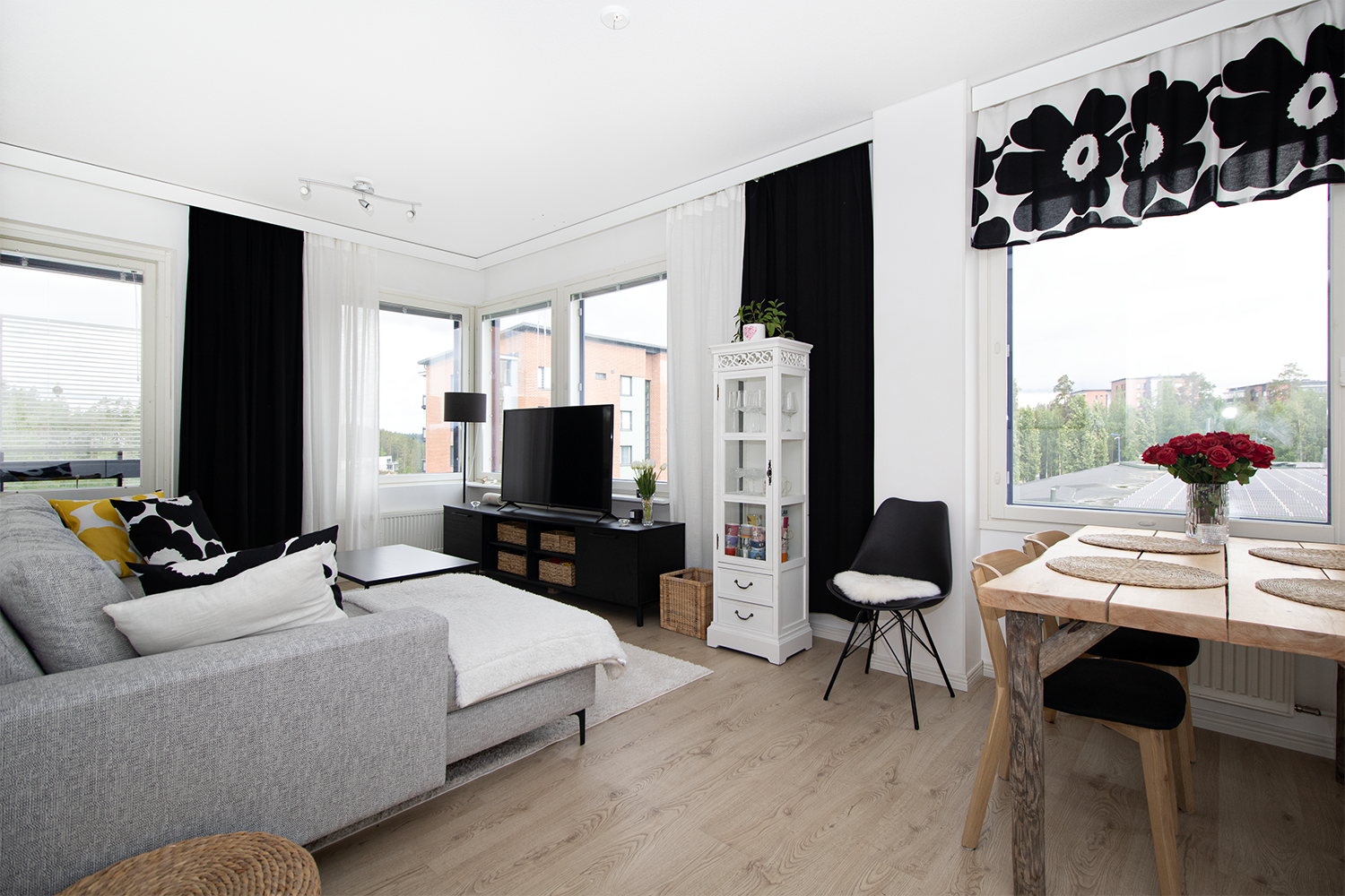 Ikkunapinta-ala olohuoneessa on runsas