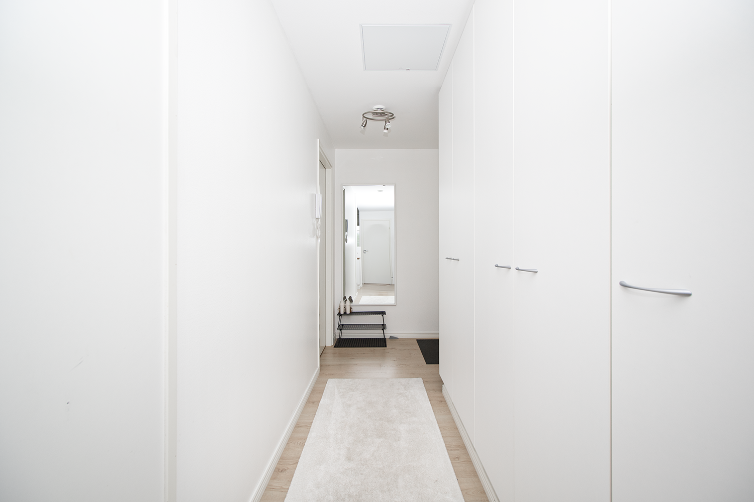 Kaapistot eteiskäytävällä