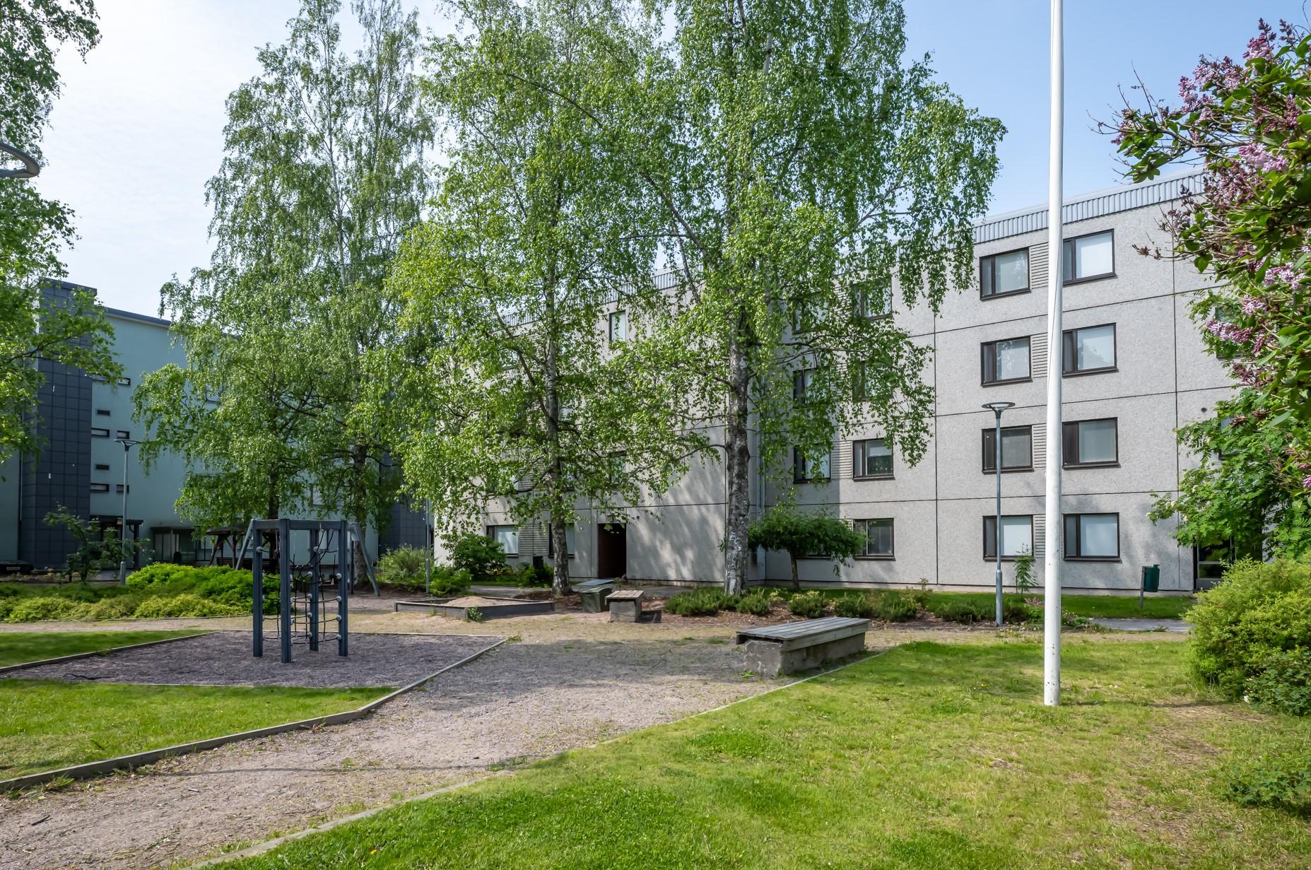Mukavan kokoinen kaksio lasitetulla parvekkeella.