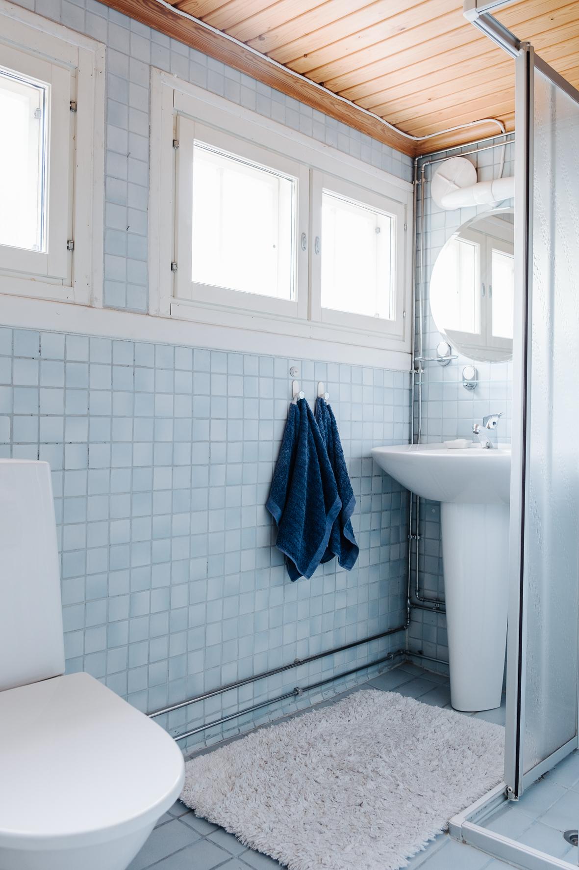 Yläkerran kylpyhuone