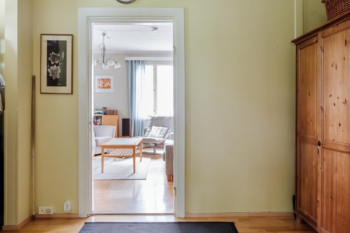 Näkymä eteisestä olohuoneeseen