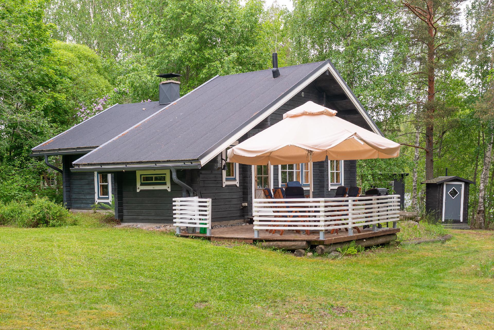 Honkarakenteen  hirsimökki