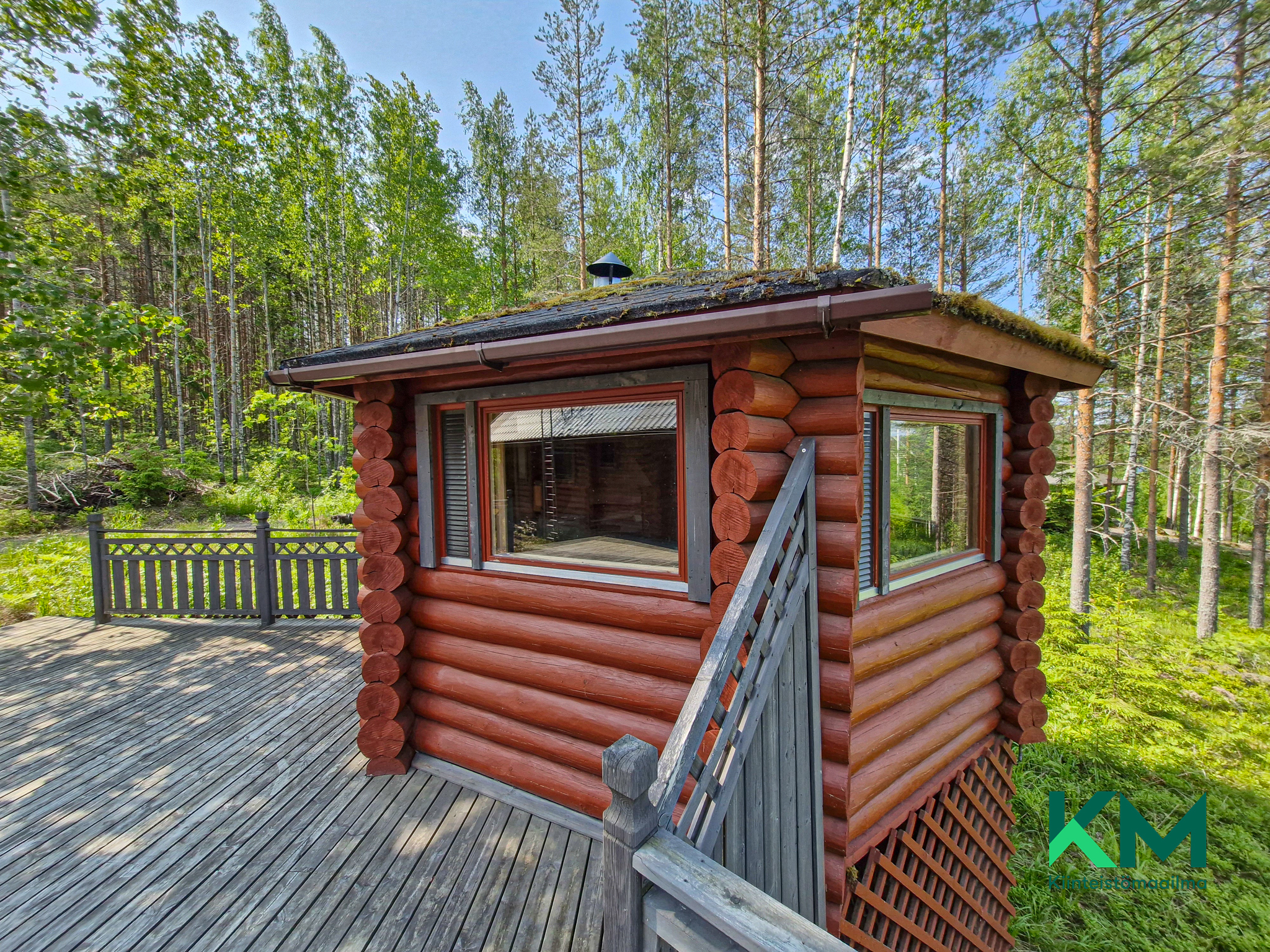 grillikatos päärakennuksen yhteydessä
