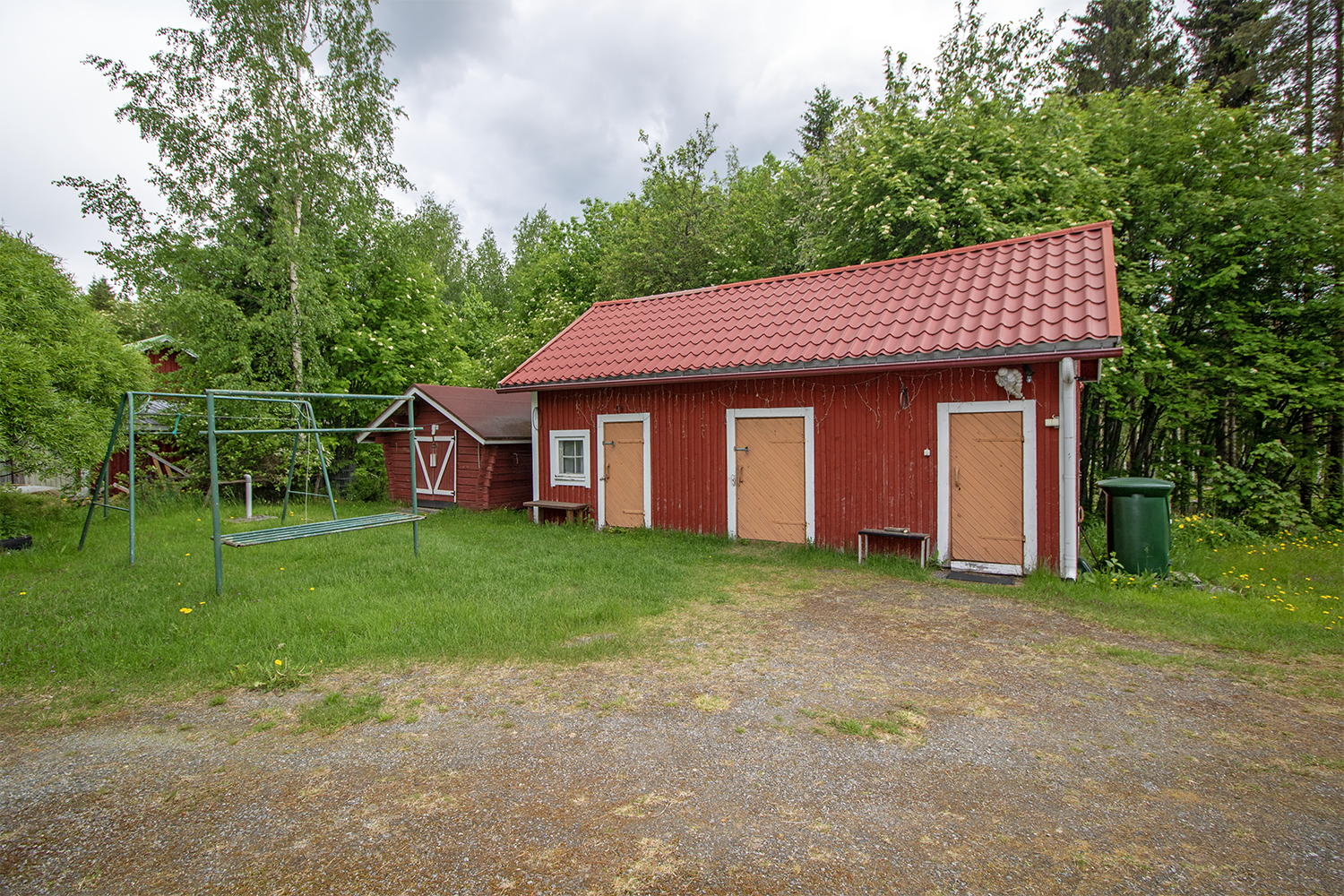 pihasauna, varasto sekä puuaitta