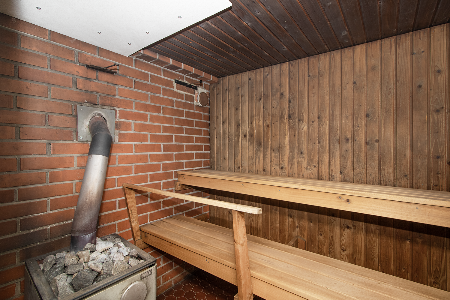 talon sauna lämpiää puilla