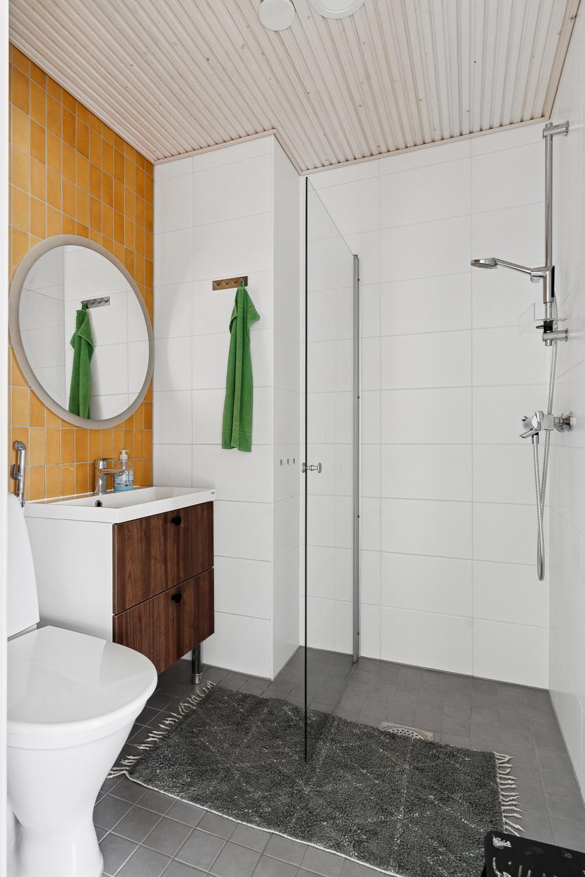 Yläkerran kylpyhuone