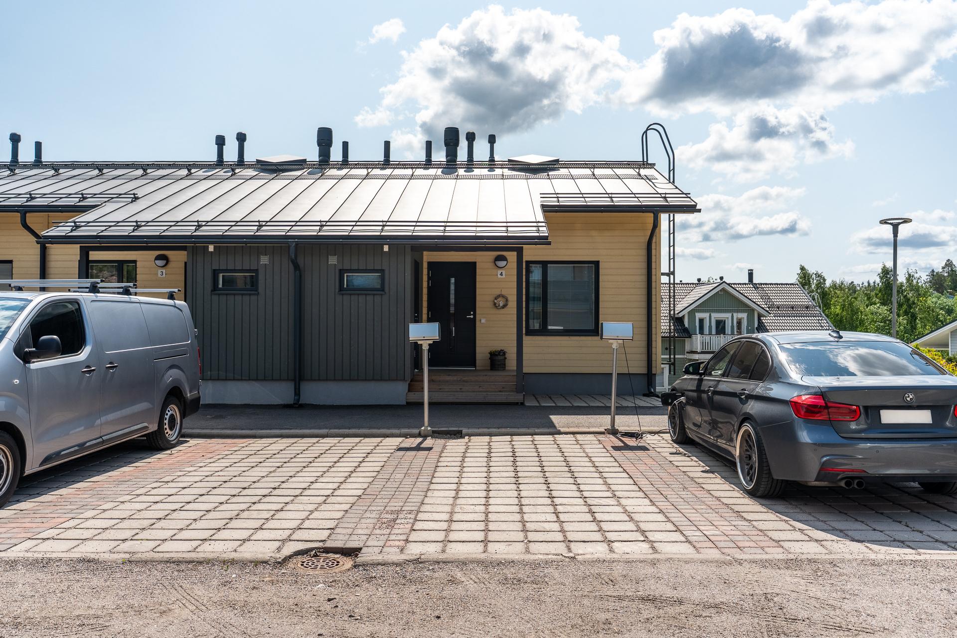 Sisääntulo yläpihan puolelta