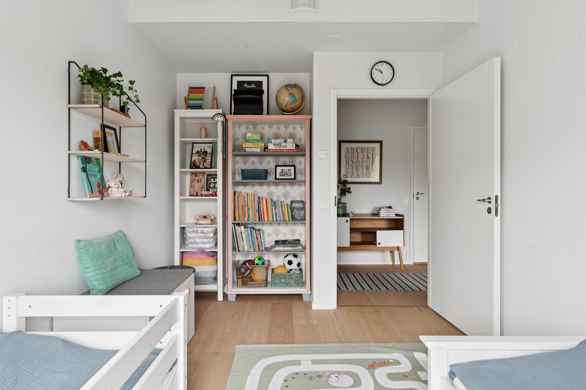 Alakerran makuuhuone 1