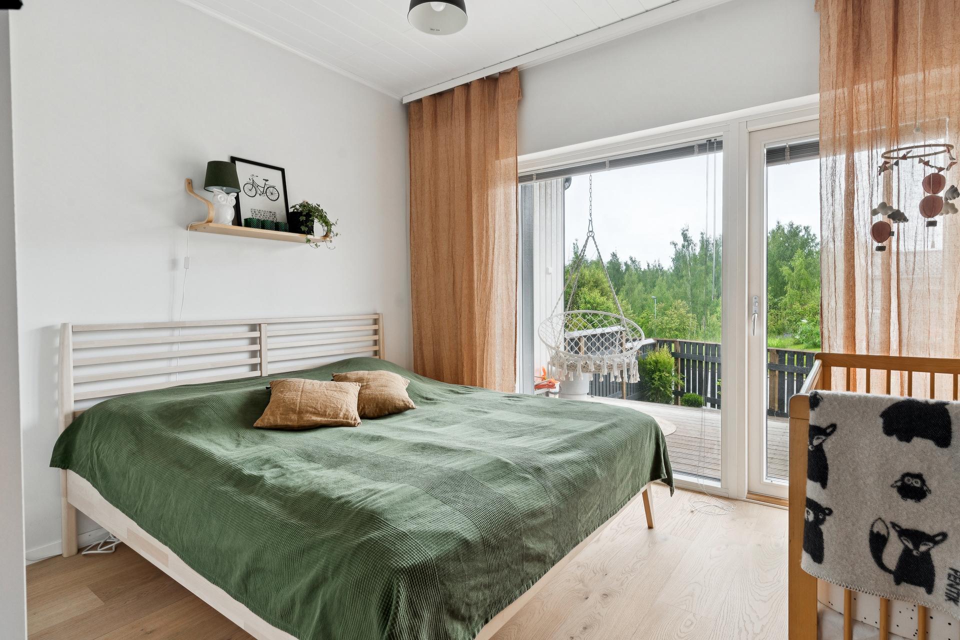 Alakerran makuuhuone 2