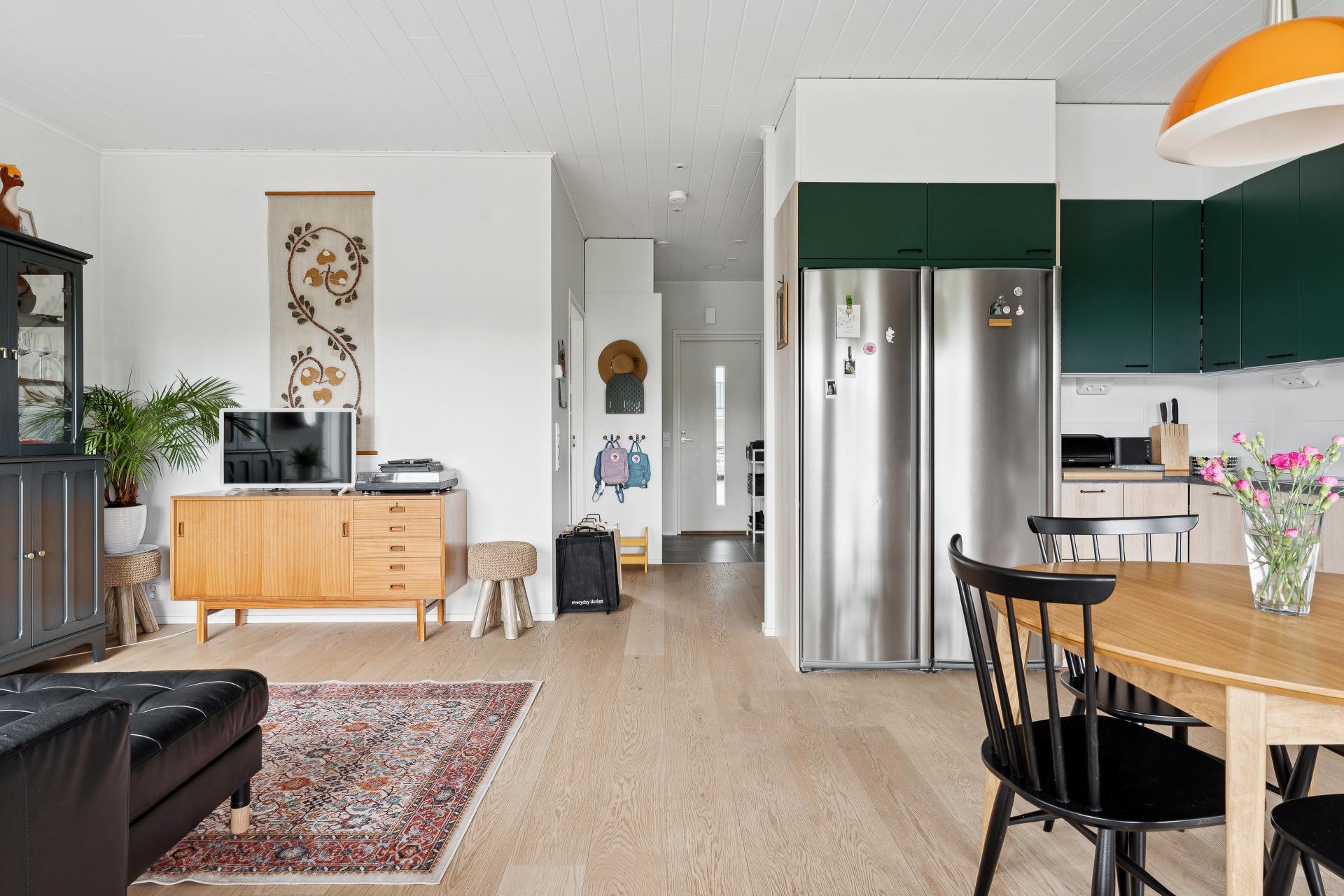 Yläkerran avoin olohuone-keittiö