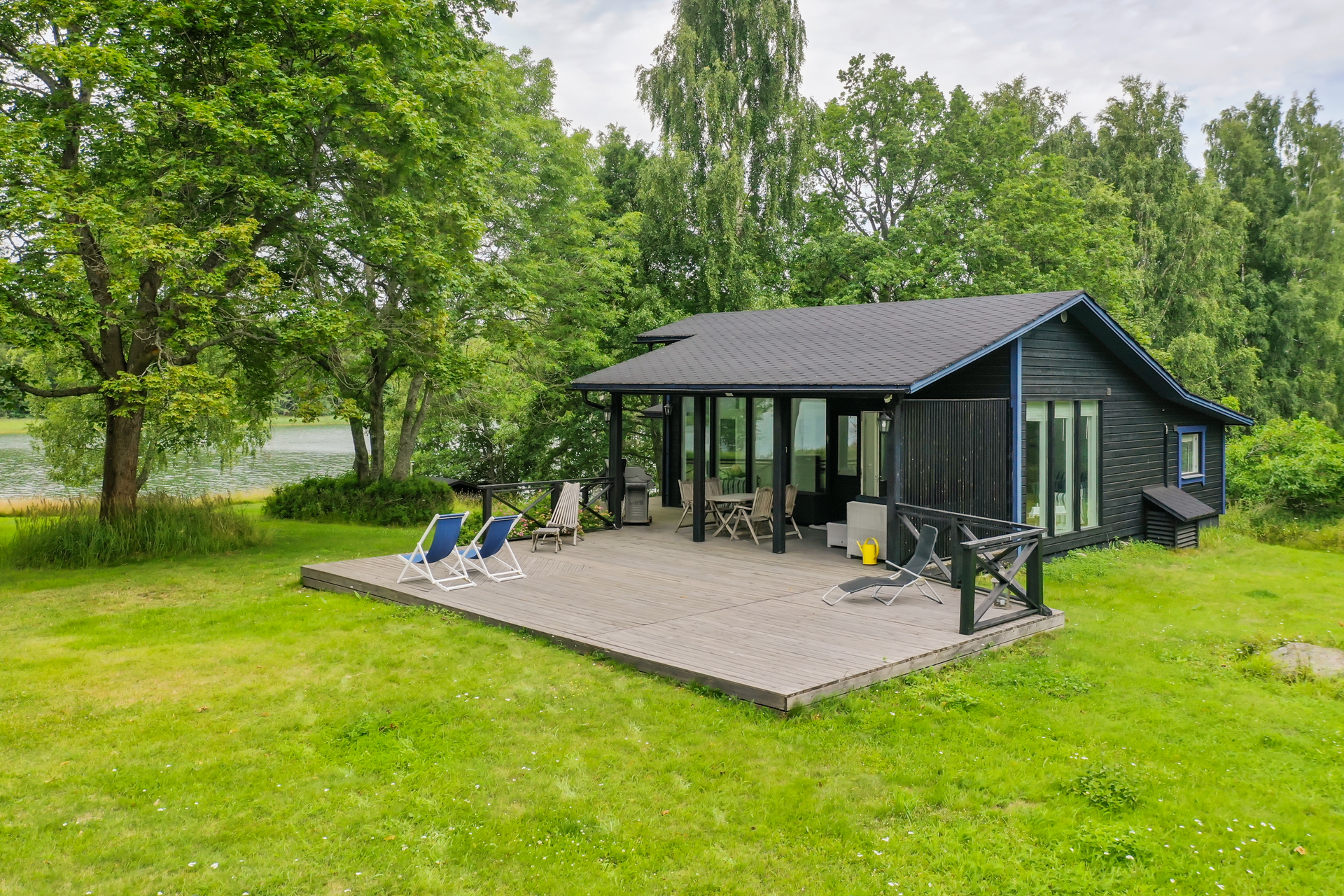 Tyylikäs ja moderni huvila istuu hyvin maisemaan