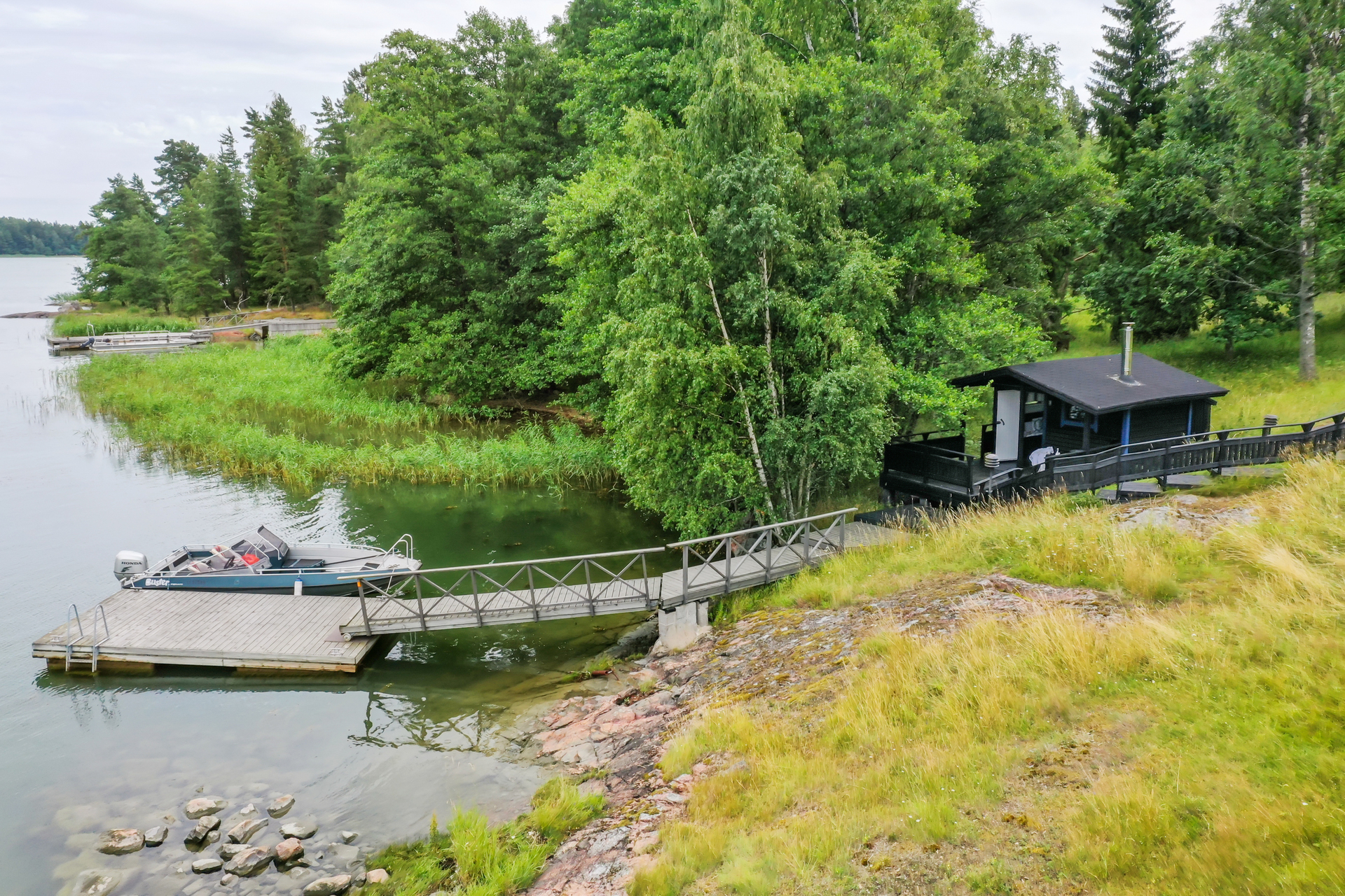 Iso laituri, jonne pääsee veneellä hyvin.