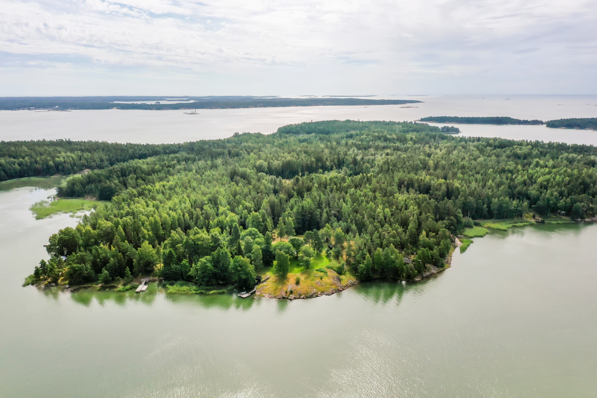 Kaunis saaristoluonto vain noin 45 minuutin ajomatkan päässä Helsingistä