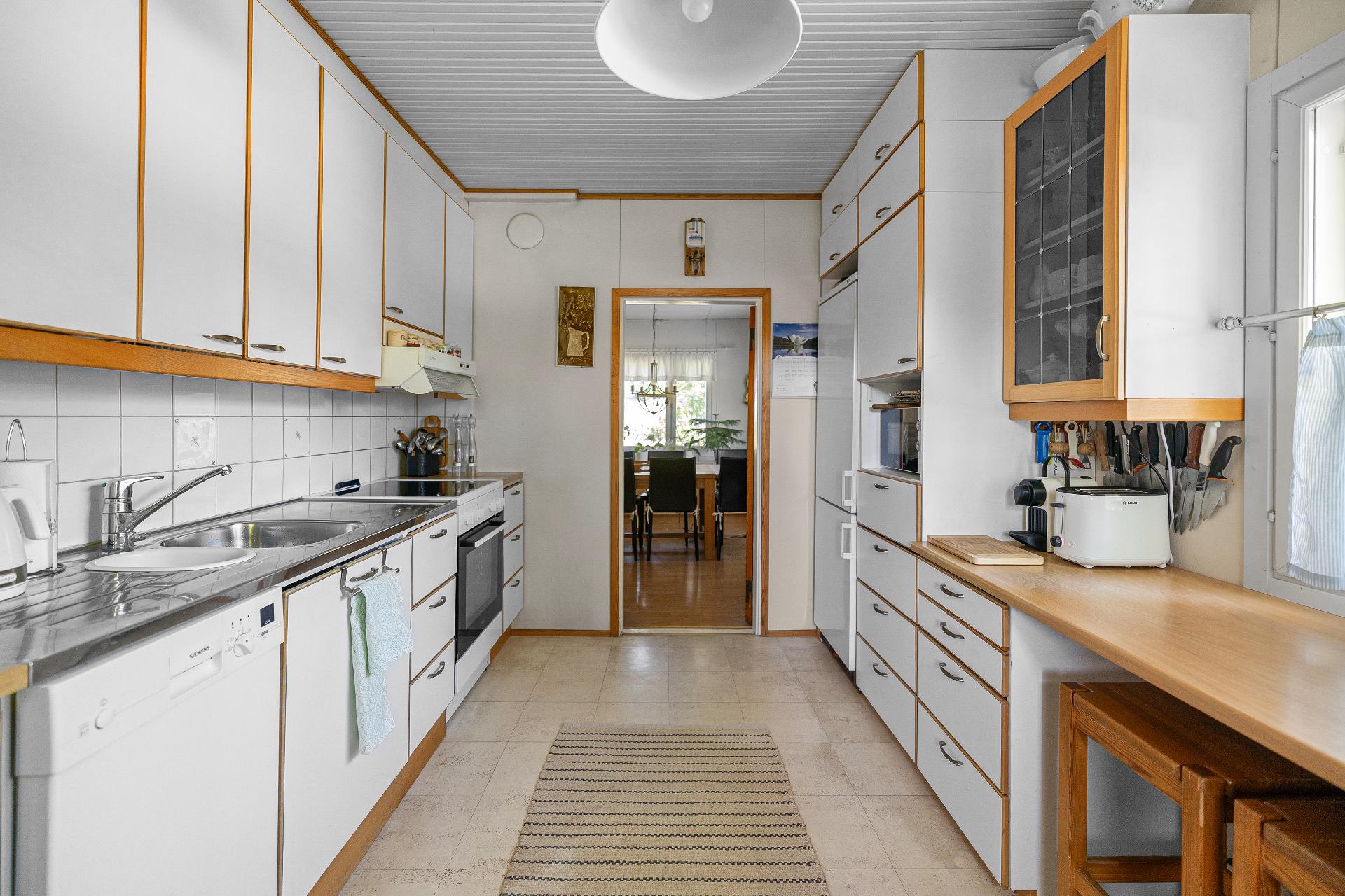 Keittiöstä on yhteys "saliin"