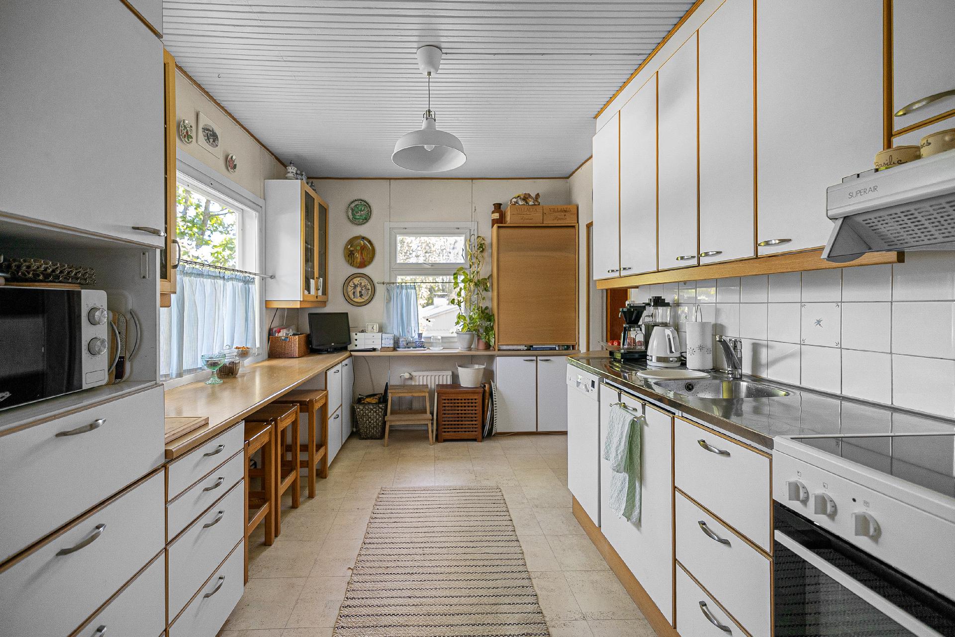 Salin suunnasta keittiönäkymä