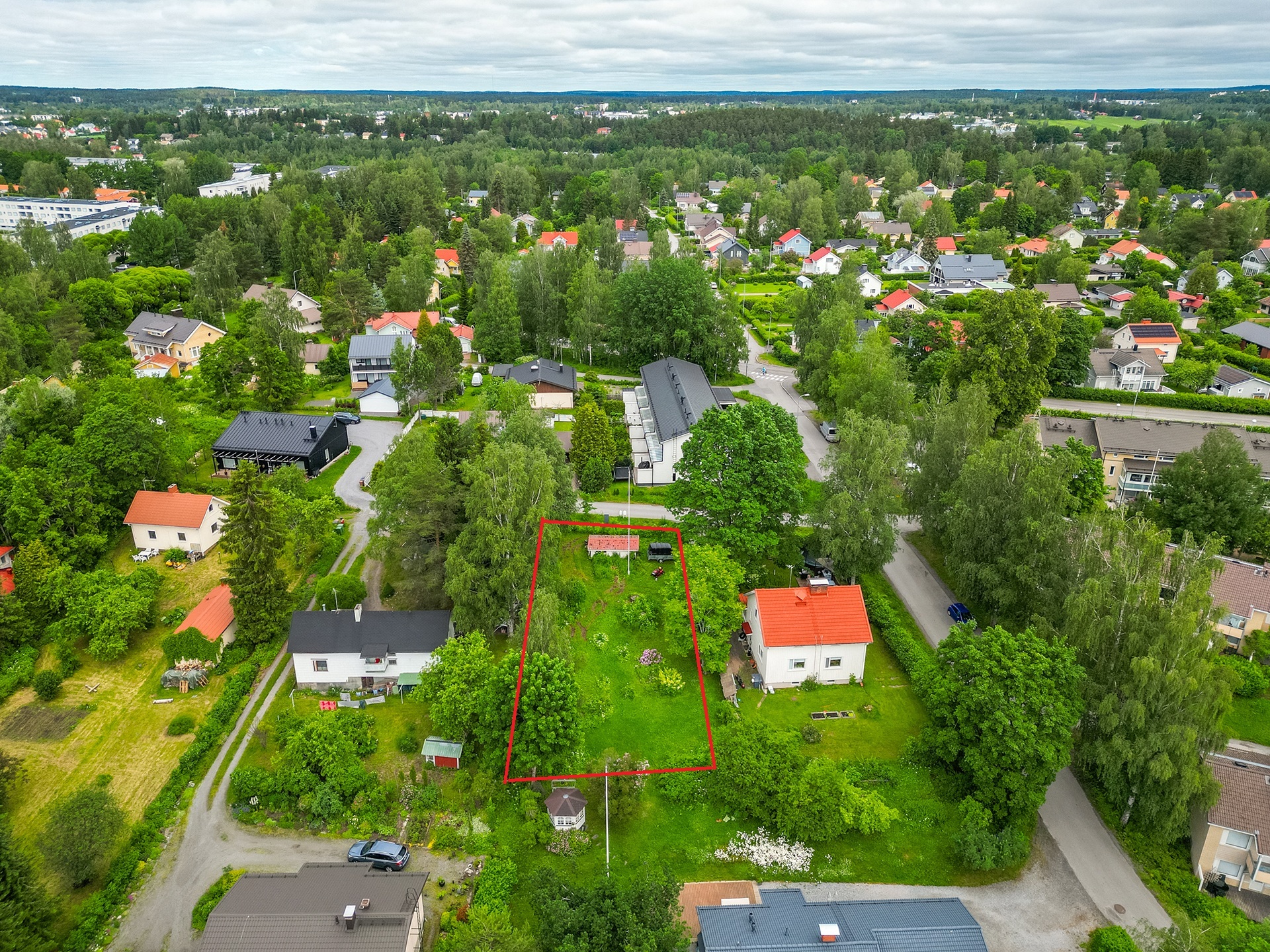 Tontti suuntaa antavasti rajattu