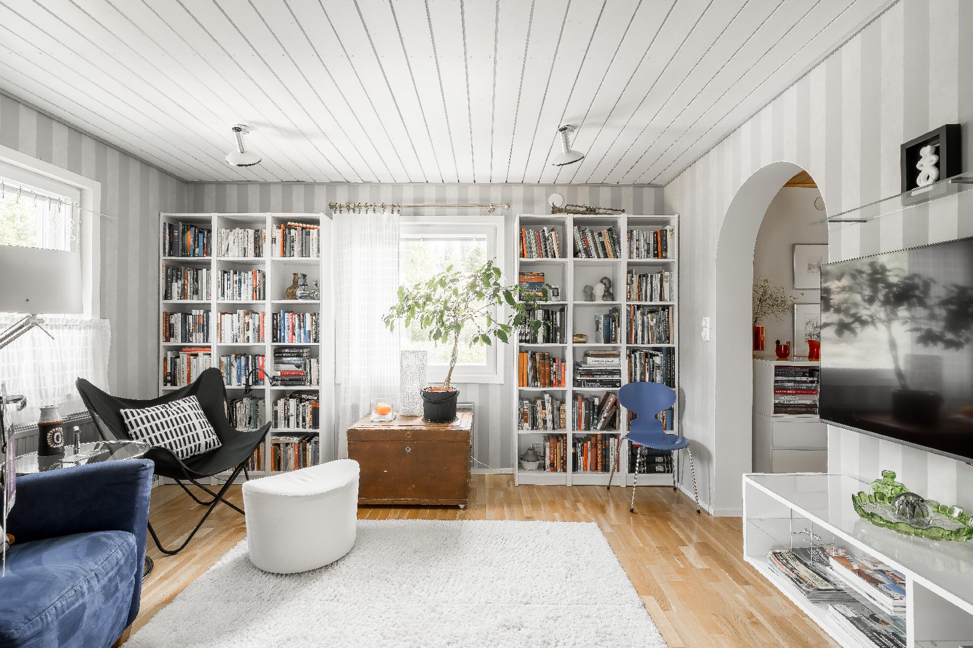 YLÄKERRAN HUONEESTA